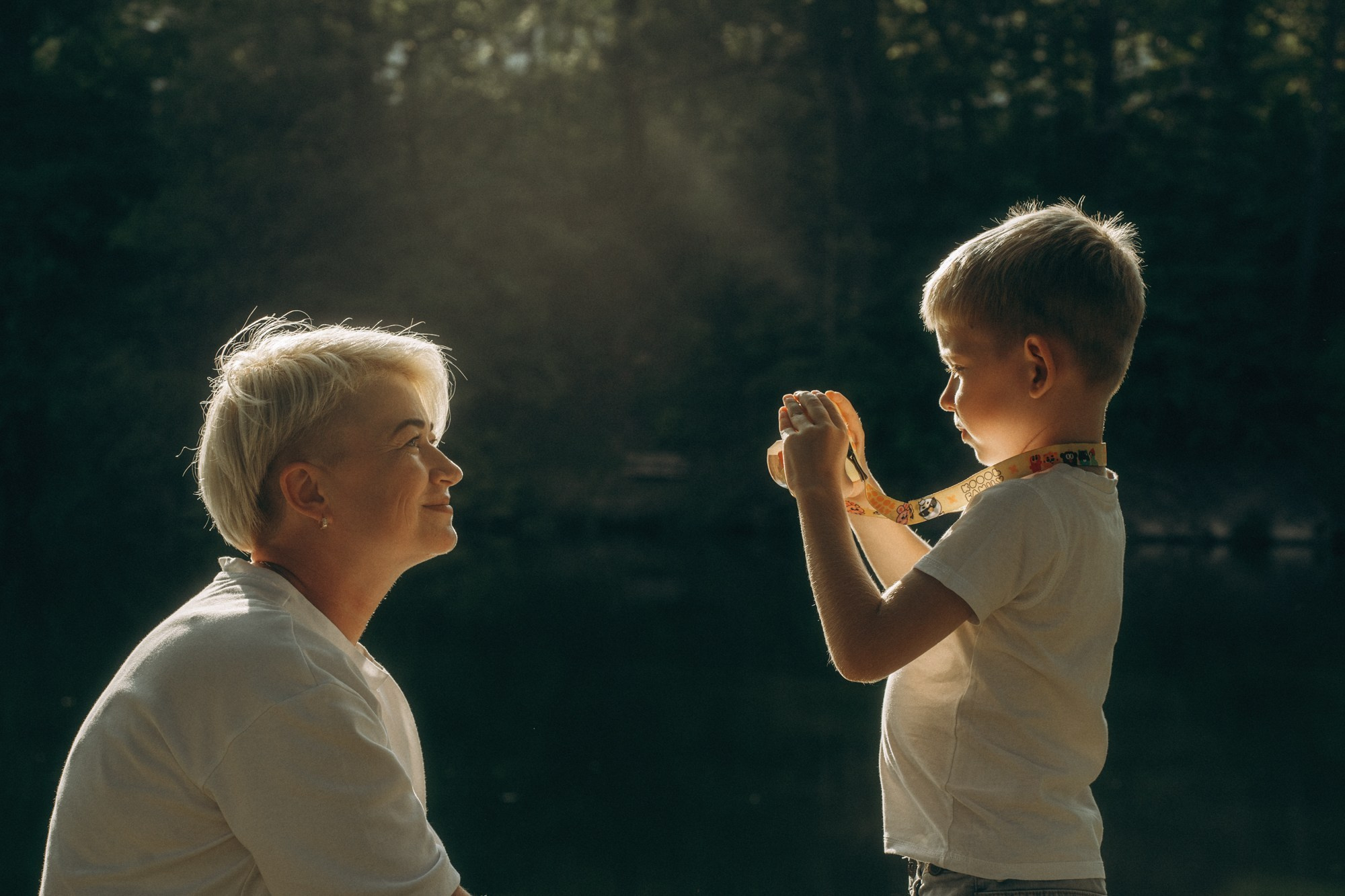 Мама играет с сыном — фотосессия поколений, семейные фотографии