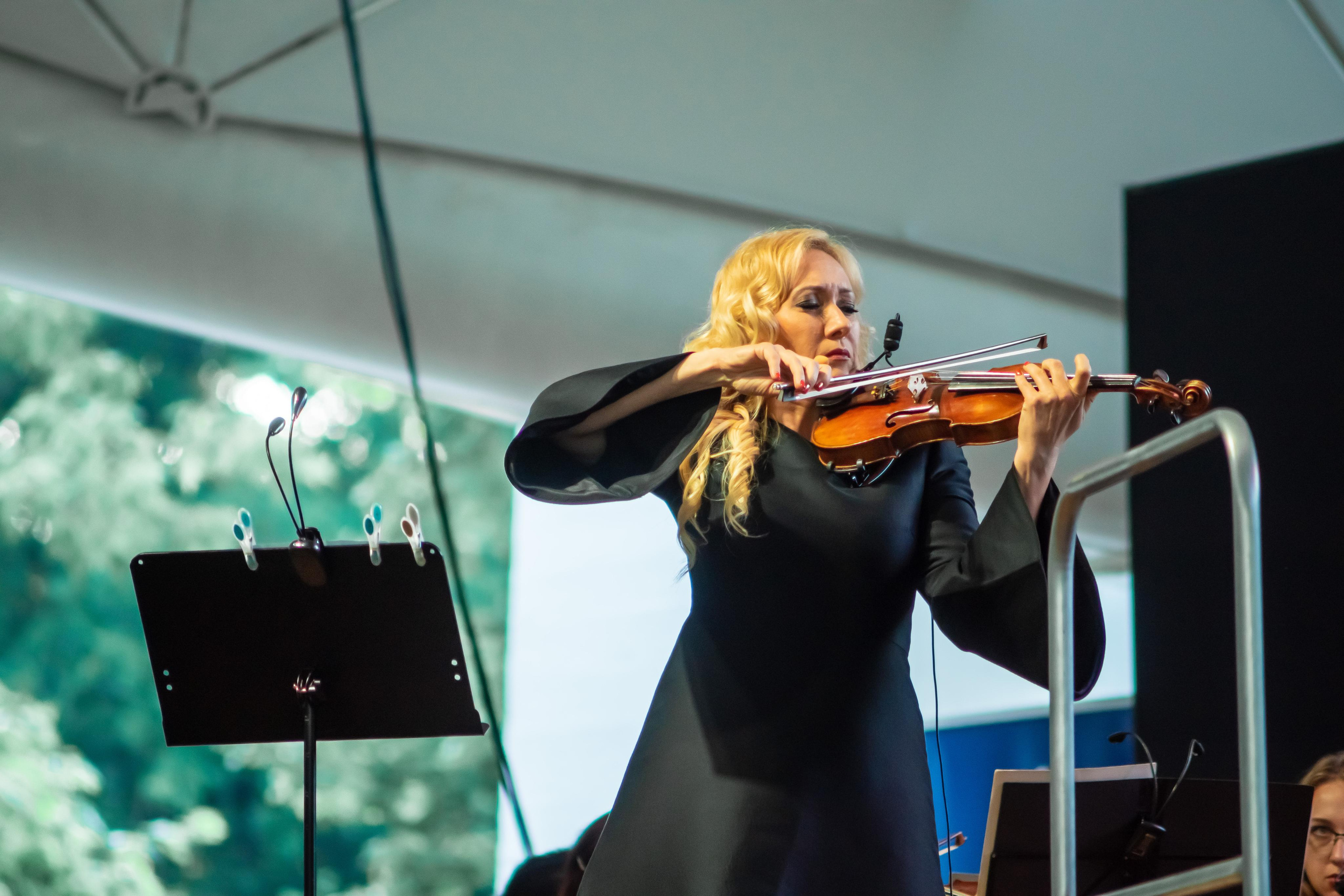 Koncert charytatywny „Sail Fundation” w szczecinie na Teatr Letni. Rodzinny i weselny fotograf w Szczecinie, Dennis