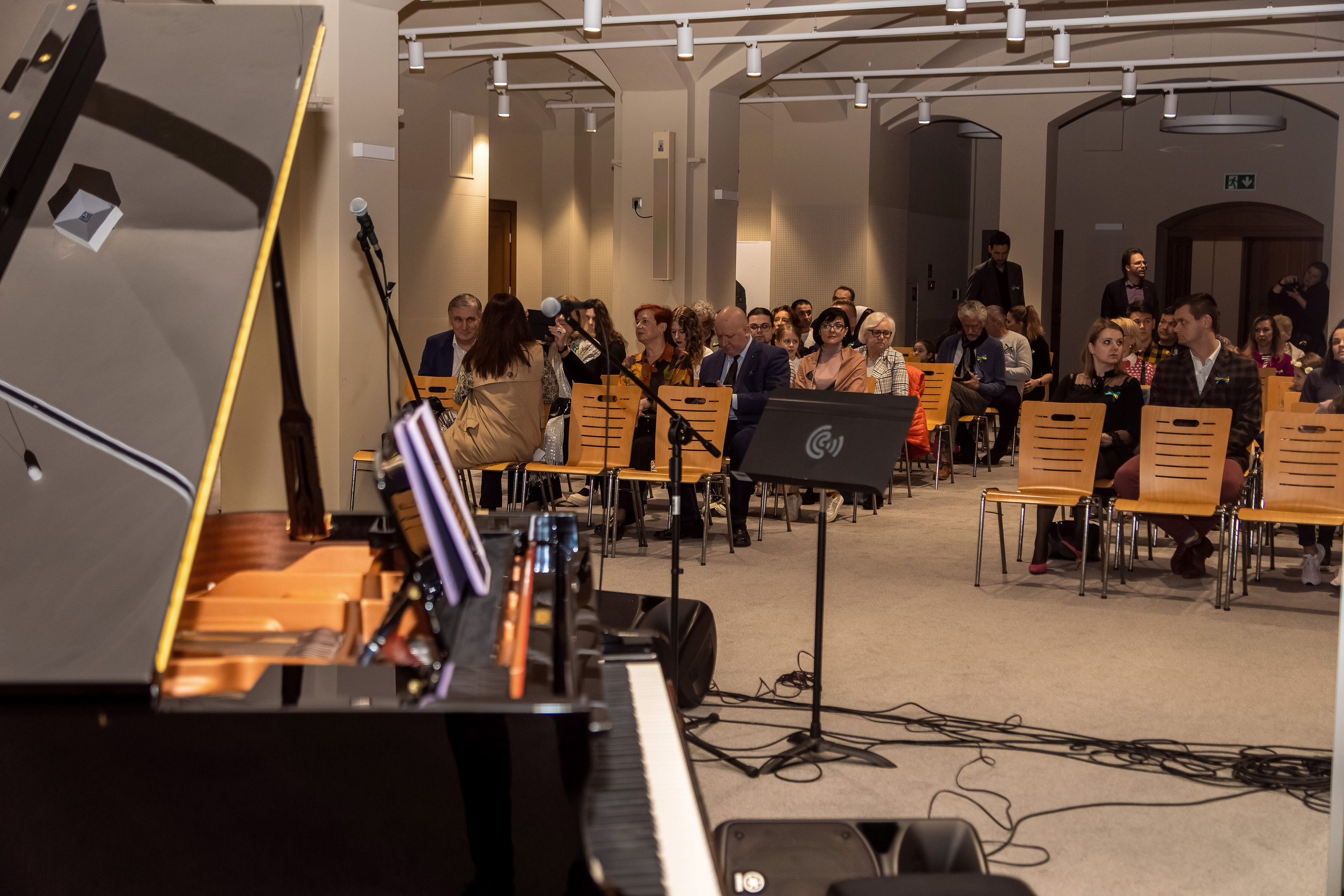 Koncert charytatywny „Sail Fundation” w Szczecinie w Museum Sztuki. Rodzinny i weselny fotograf w Szczecinie, Dennis