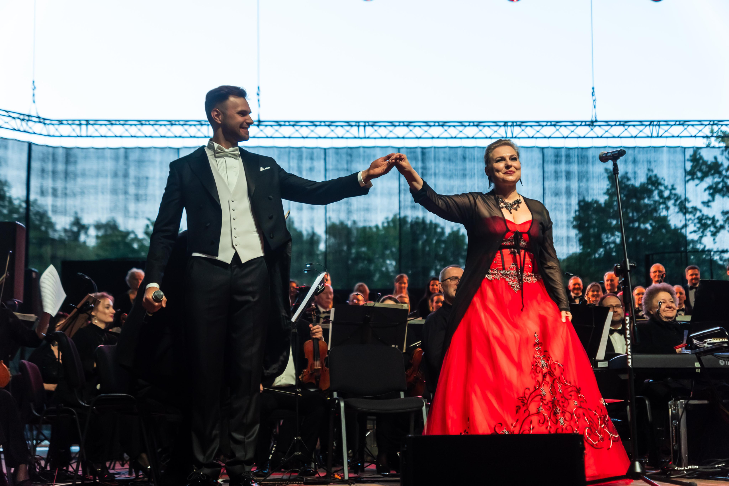 Koncert charytatywny „Sail Fundation” w szczecinie na Teatr Letni. Rodzinny i weselny fotograf w Szczecinie, Dennis