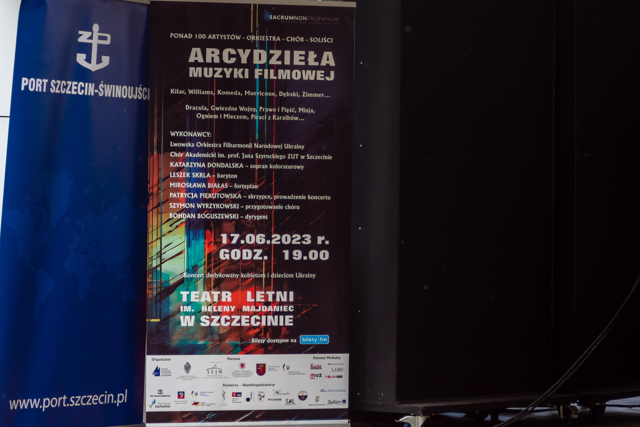 Koncert charytatywny „Sail Fundation” w szczecinie na Teatr Letni. Rodzinny i weselny fotograf w Szczecinie, Dennis