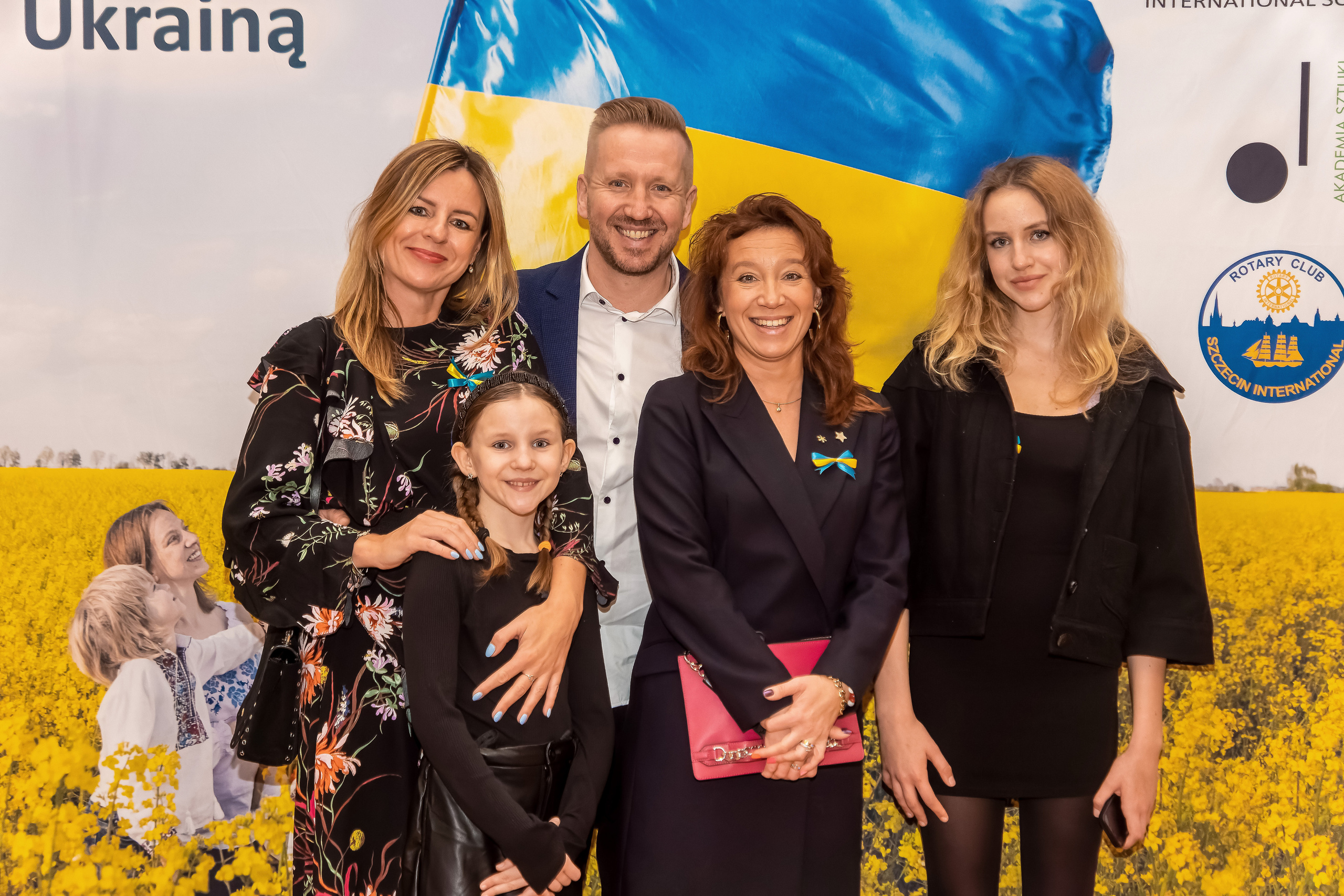 Koncert charytatywny „Sail Fundation” w Szczecinie w Museum Sztuki. Rodzinny i weselny fotograf w Szczecinie, Dennis