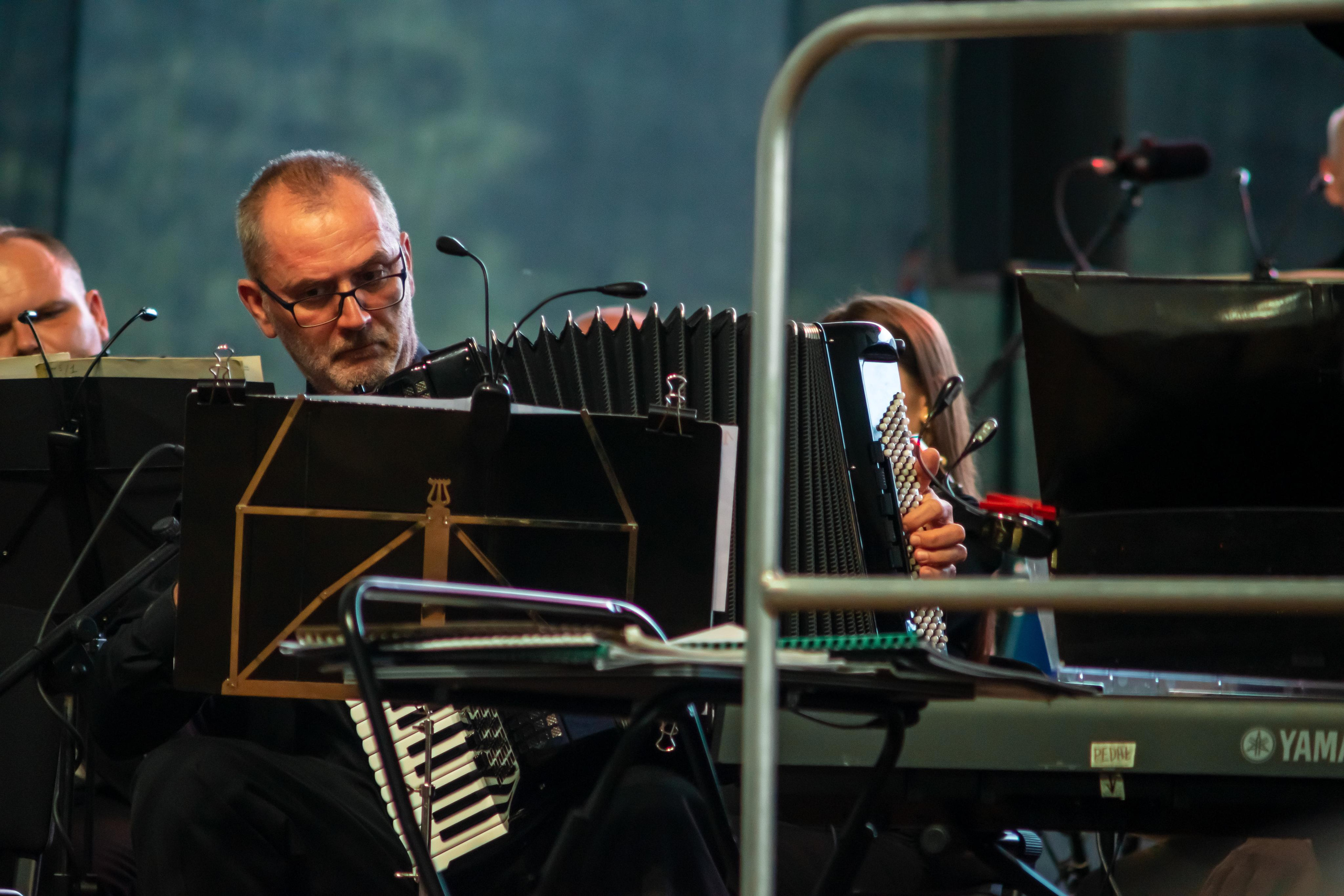 Koncert charytatywny „Sail Fundation” w szczecinie na Teatr Letni. Rodzinny i weselny fotograf w Szczecinie, Dennis