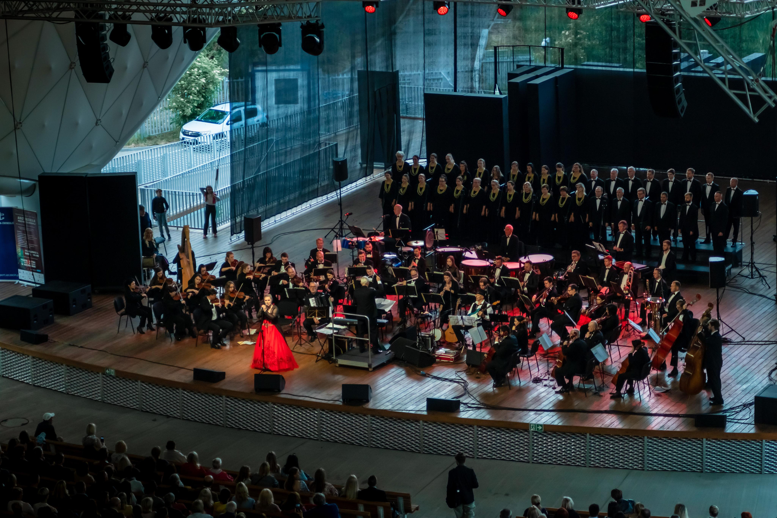 Koncert charytatywny „Sail Fundation” w szczecinie na Teatr Letni. Rodzinny i weselny fotograf w Szczecinie, Dennis