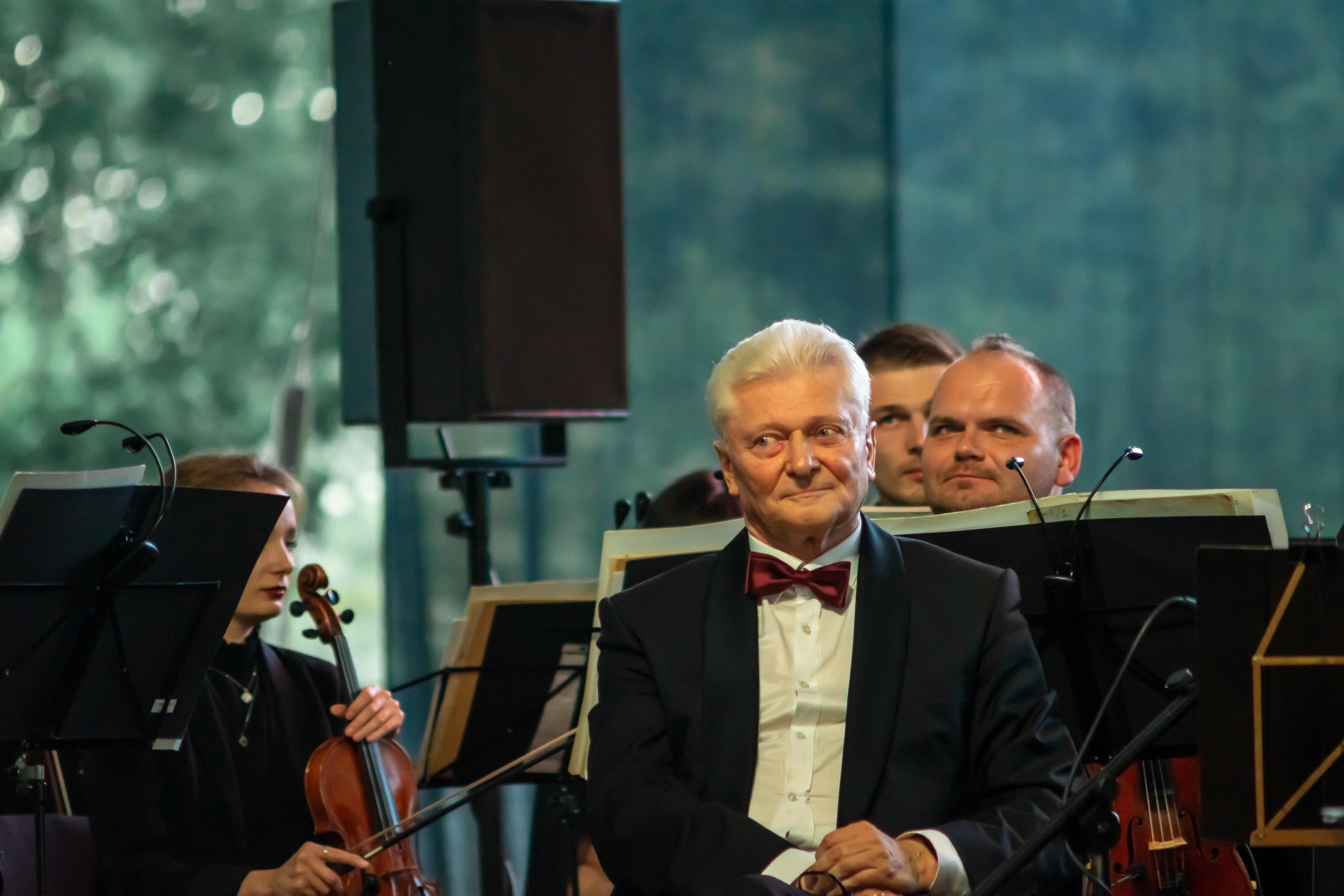 Koncert charytatywny „Sail Fundation” w szczecinie na Teatr Letni. Rodzinny i weselny fotograf w Szczecinie, Dennis