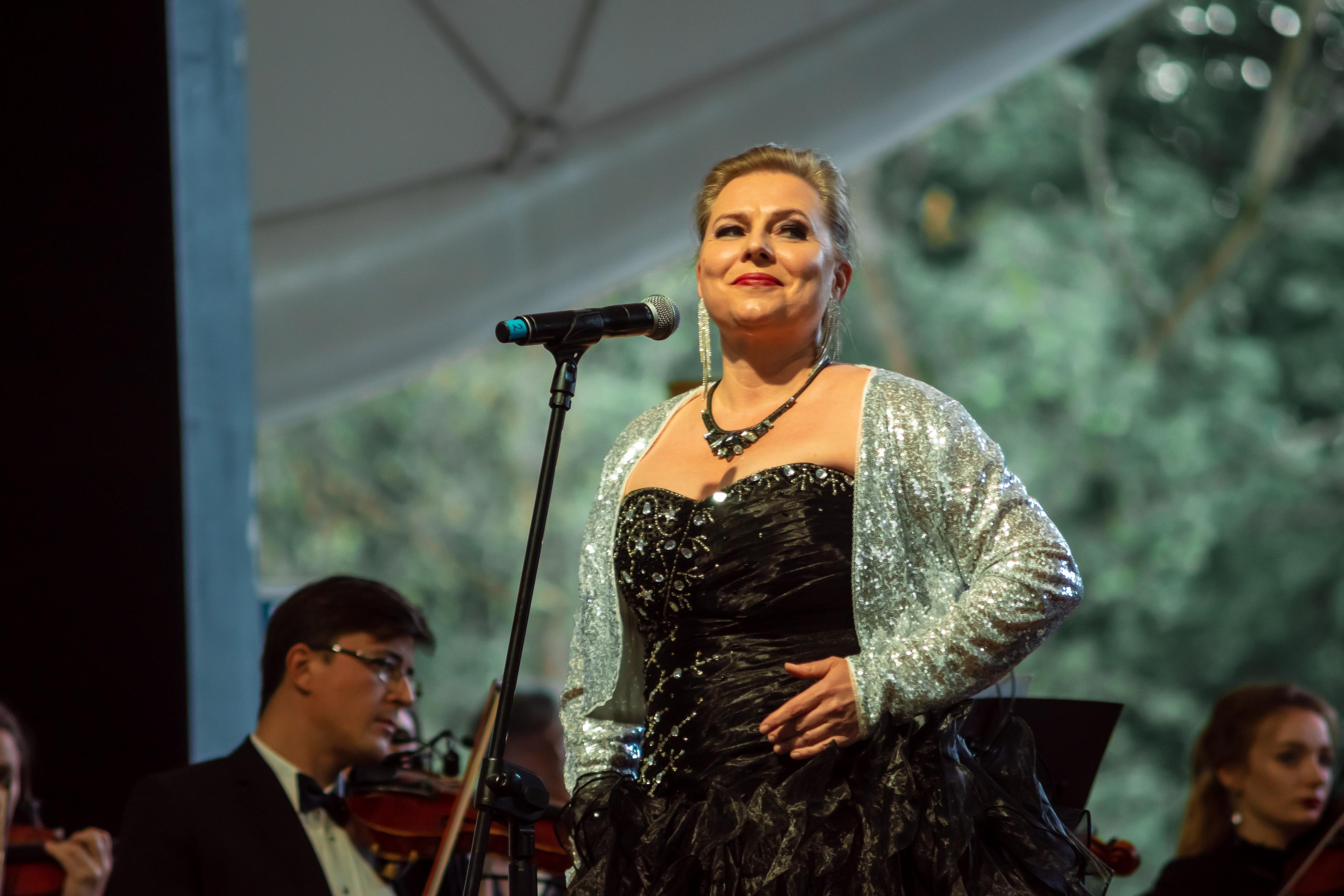 Koncert charytatywny „Sail Fundation” w szczecinie na Teatr Letni. Rodzinny i weselny fotograf w Szczecinie, Dennis