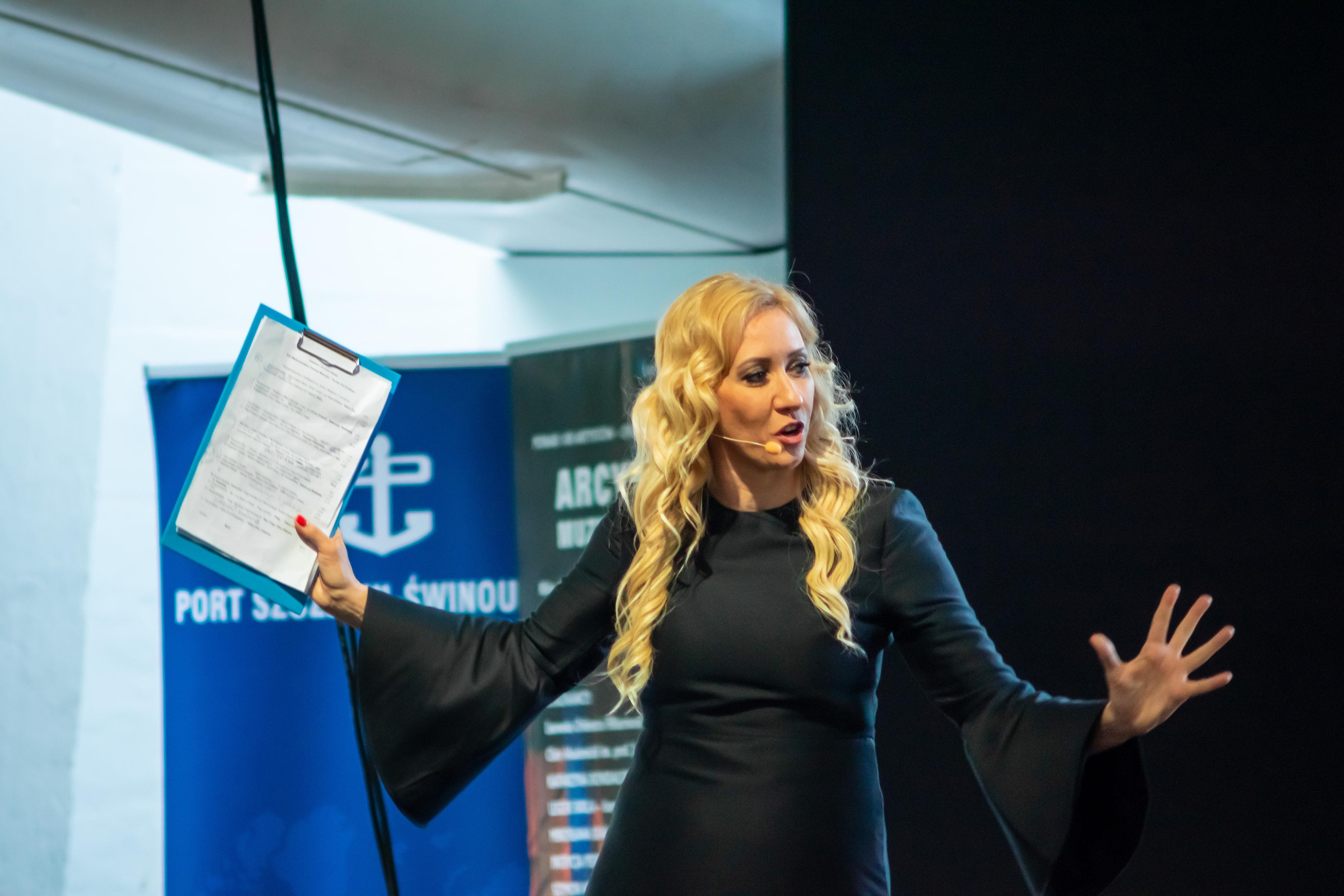 Koncert charytatywny „Sail Fundation” w szczecinie na Teatr Letni. Rodzinny i weselny fotograf w Szczecinie, Dennis