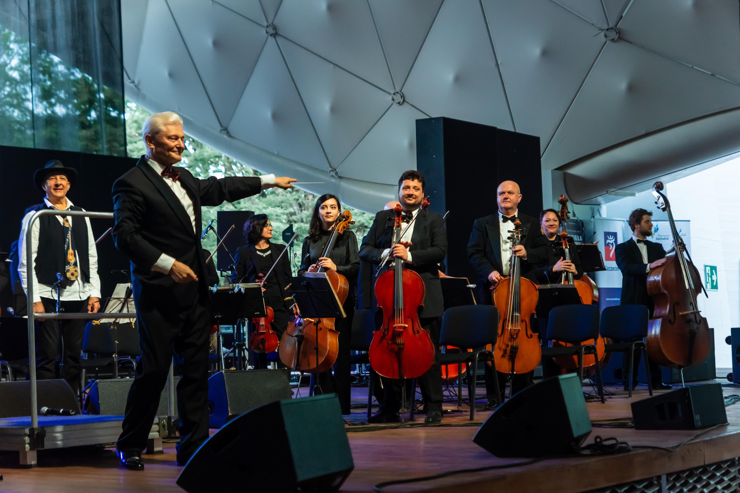 Koncert charytatywny „Sail Fundation” w szczecinie na Teatr Letni. Rodzinny i weselny fotograf w Szczecinie, Dennis