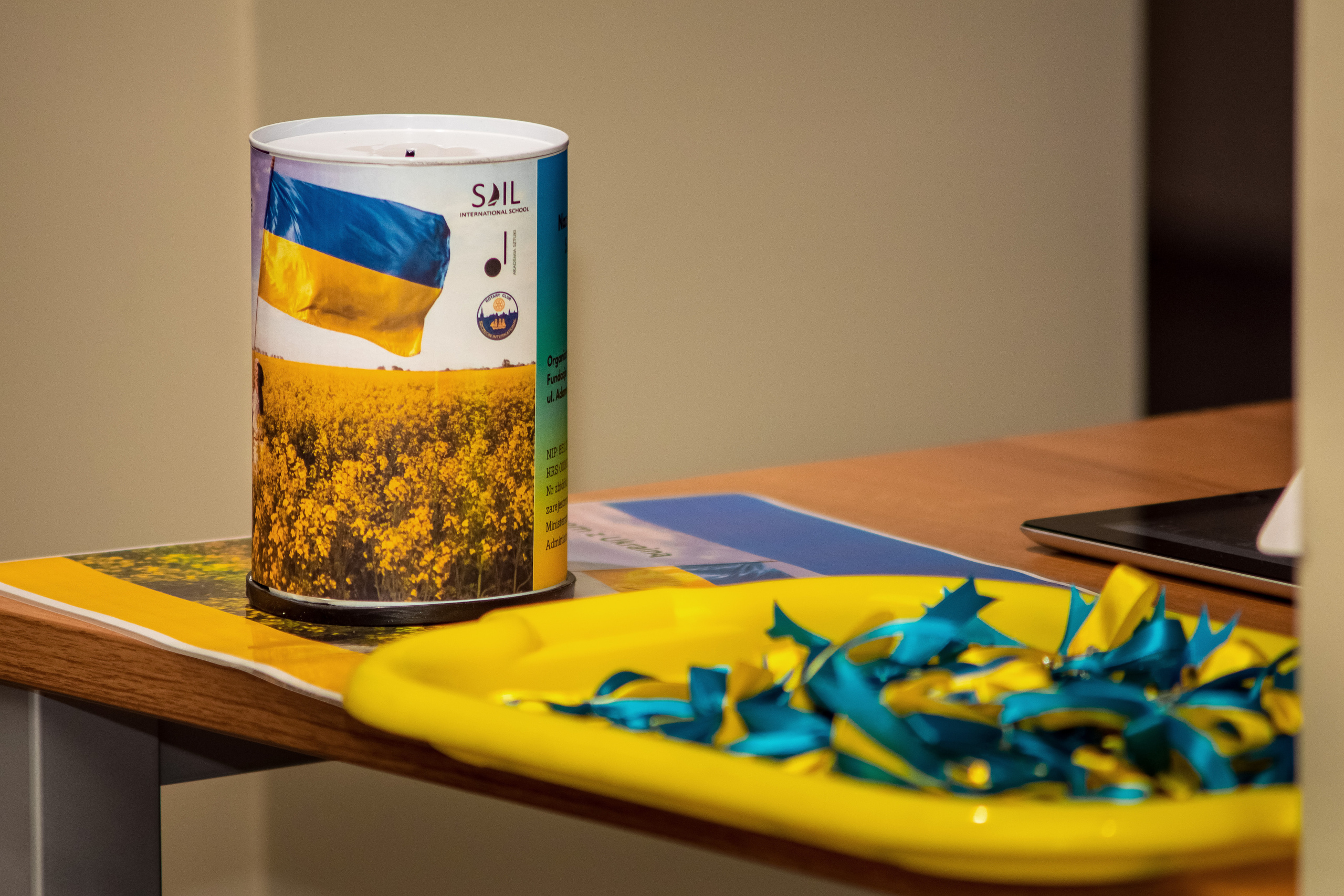 Koncert charytatywny „Sail Fundation” w Szczecinie w Museum Sztuki. Rodzinny i weselny fotograf w Szczecinie, Dennis