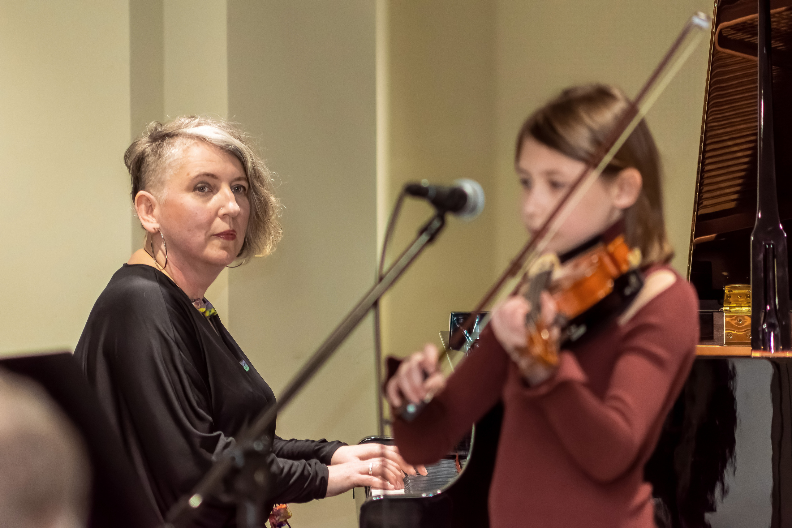 Koncert charytatywny „Sail Fundation” w Szczecinie w Museum Sztuki. Rodzinny i weselny fotograf w Szczecinie, Dennis