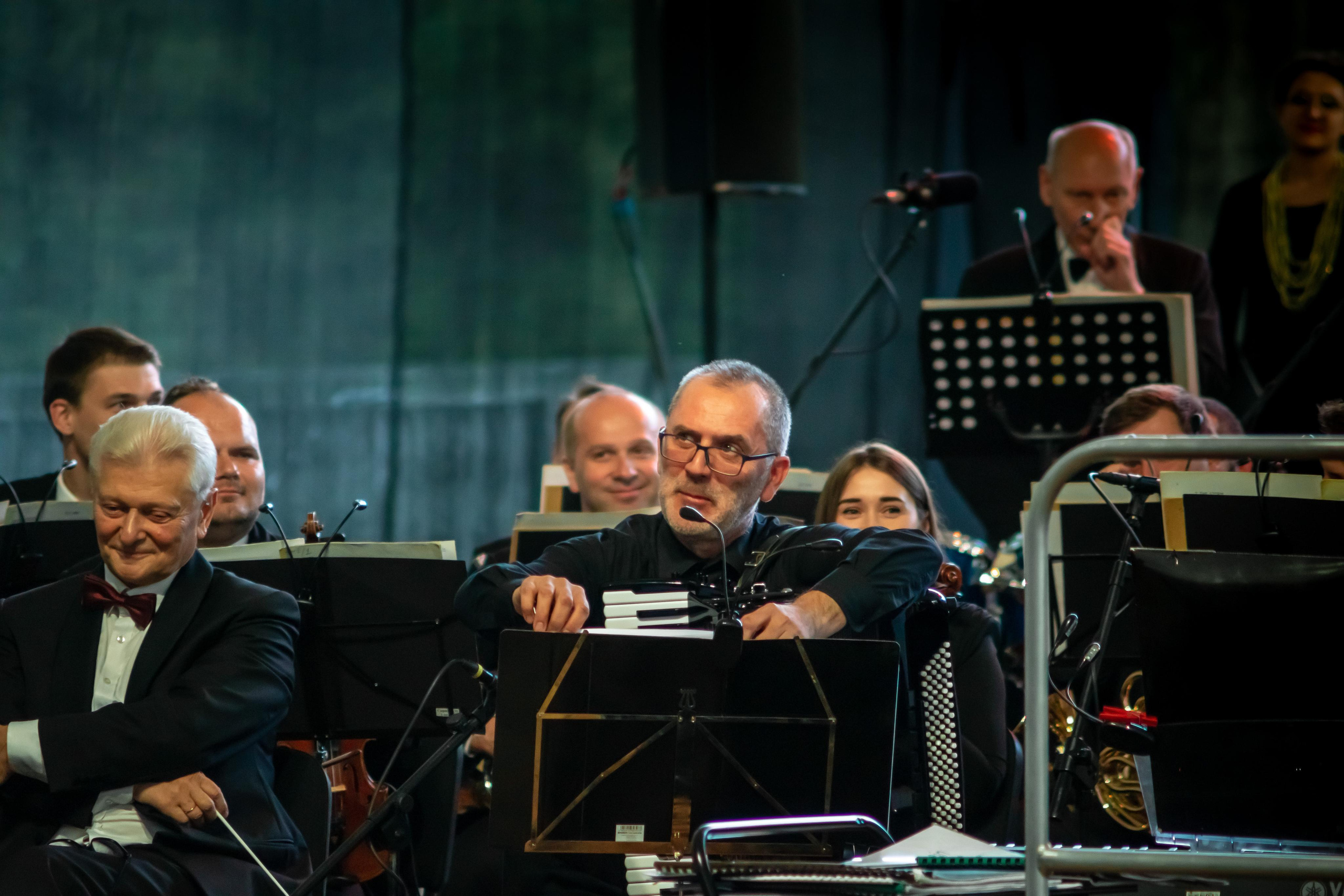 Koncert charytatywny „Sail Fundation” w szczecinie na Teatr Letni. Rodzinny i weselny fotograf w Szczecinie, Dennis