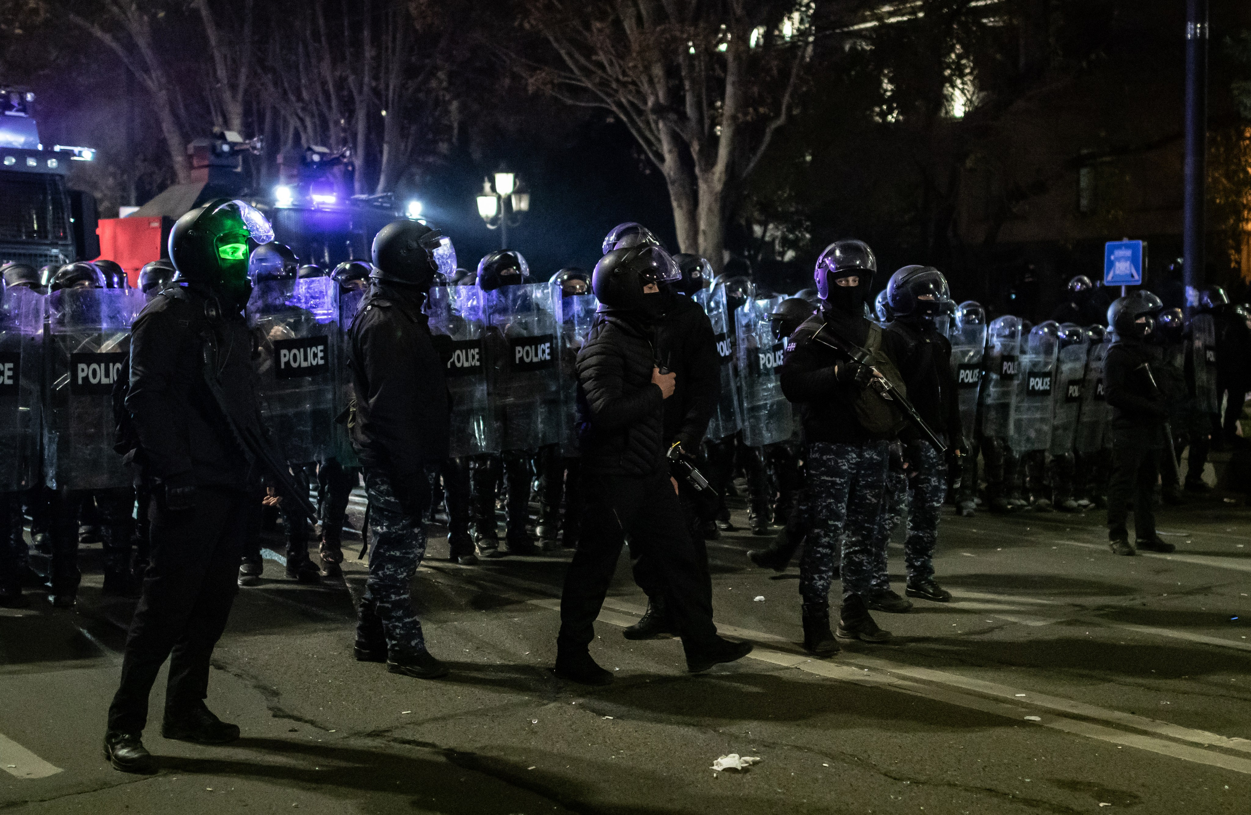 Les forces spéciales s'apprêtent à intervenir sur les manifestants.