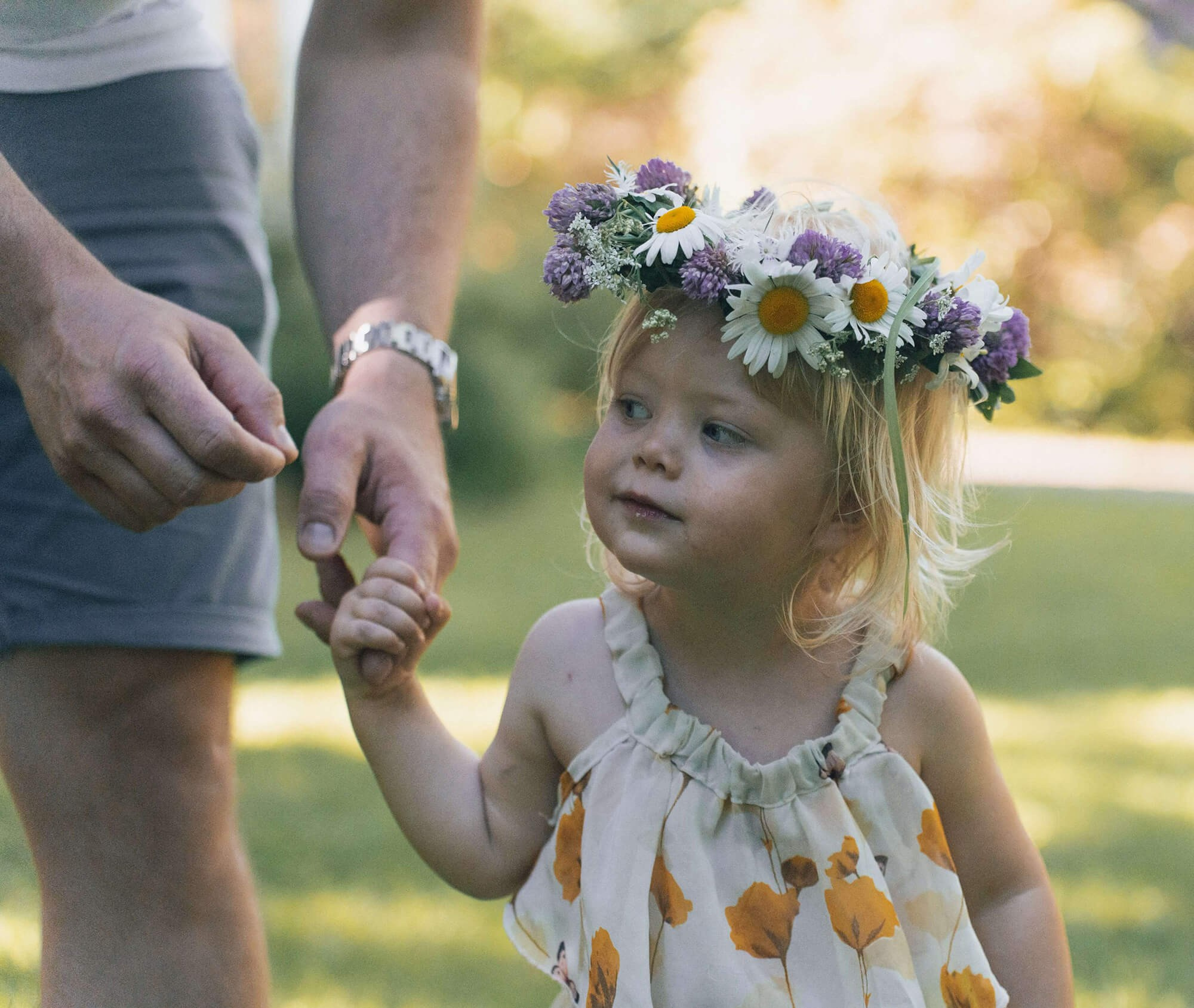Far som holder babyen tett mens de går.