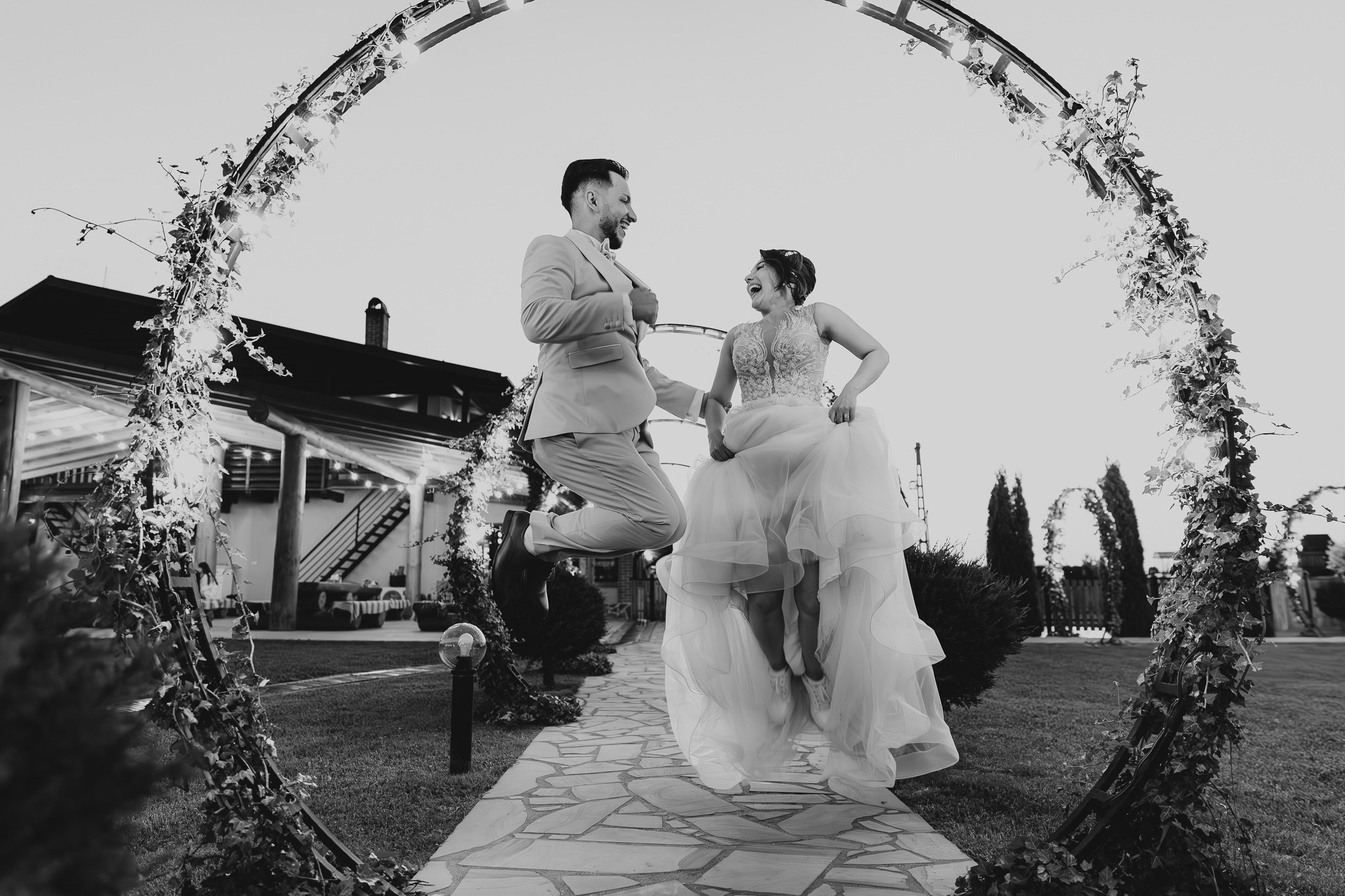 Ioana & Ionuț | Nuntă de poveste la Păstrăvăria Poiana din Mălini județul Suceava. Servicii foto-video profesionale, pentru momente de neuitat