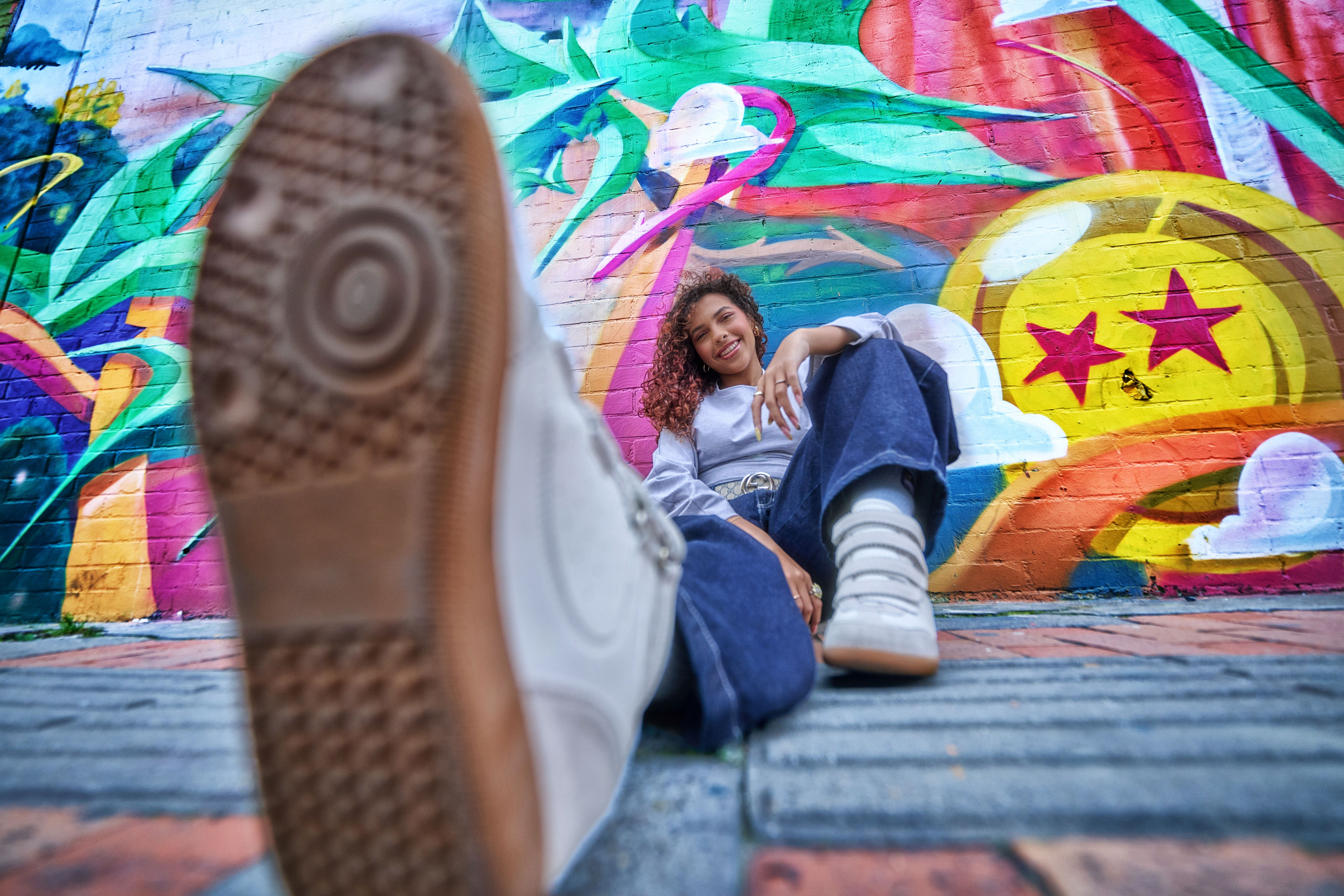 posando con estilo urbano en las calles de Distrito Graffiti para sus 15 años.