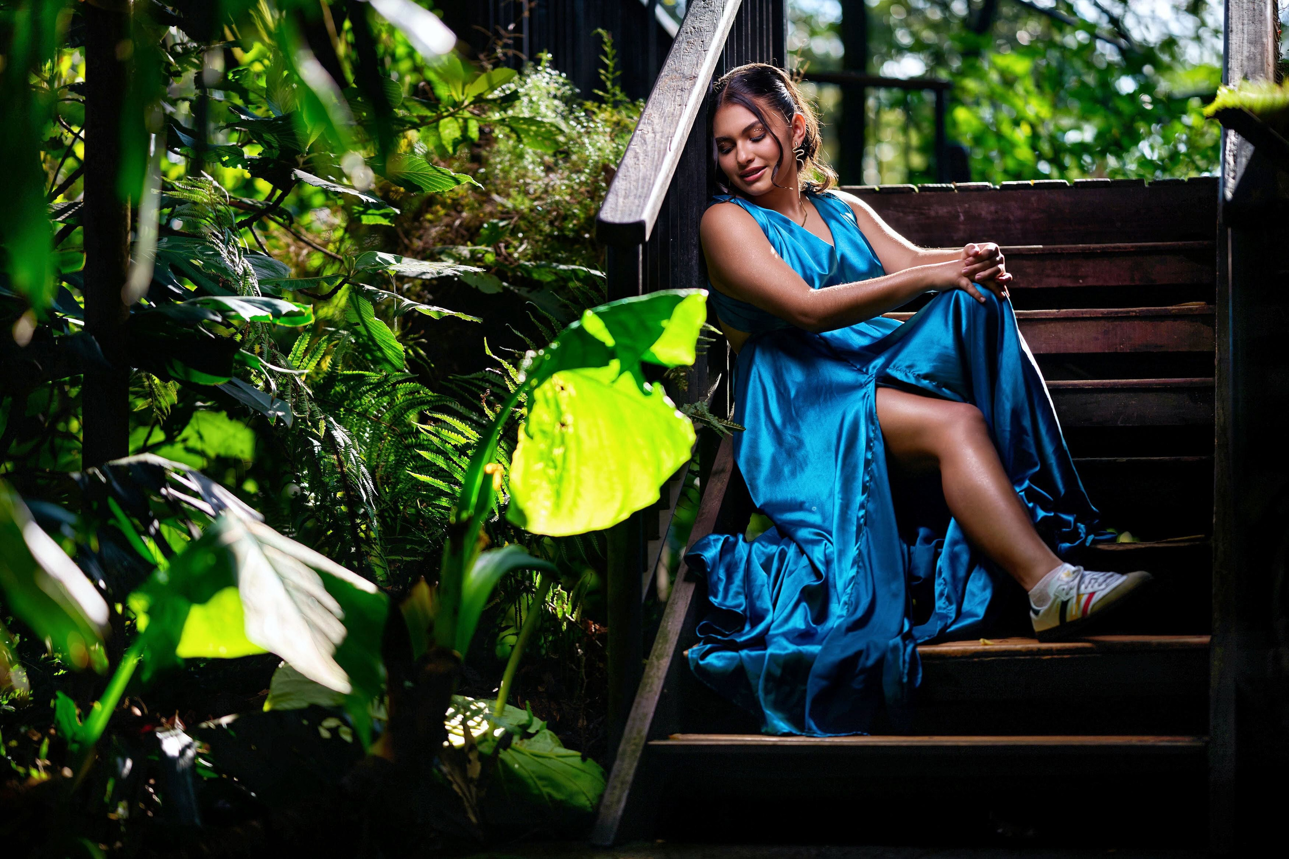 Retrato de Gaby en el orquideorama del Jardín Botánico con estilo elegante.