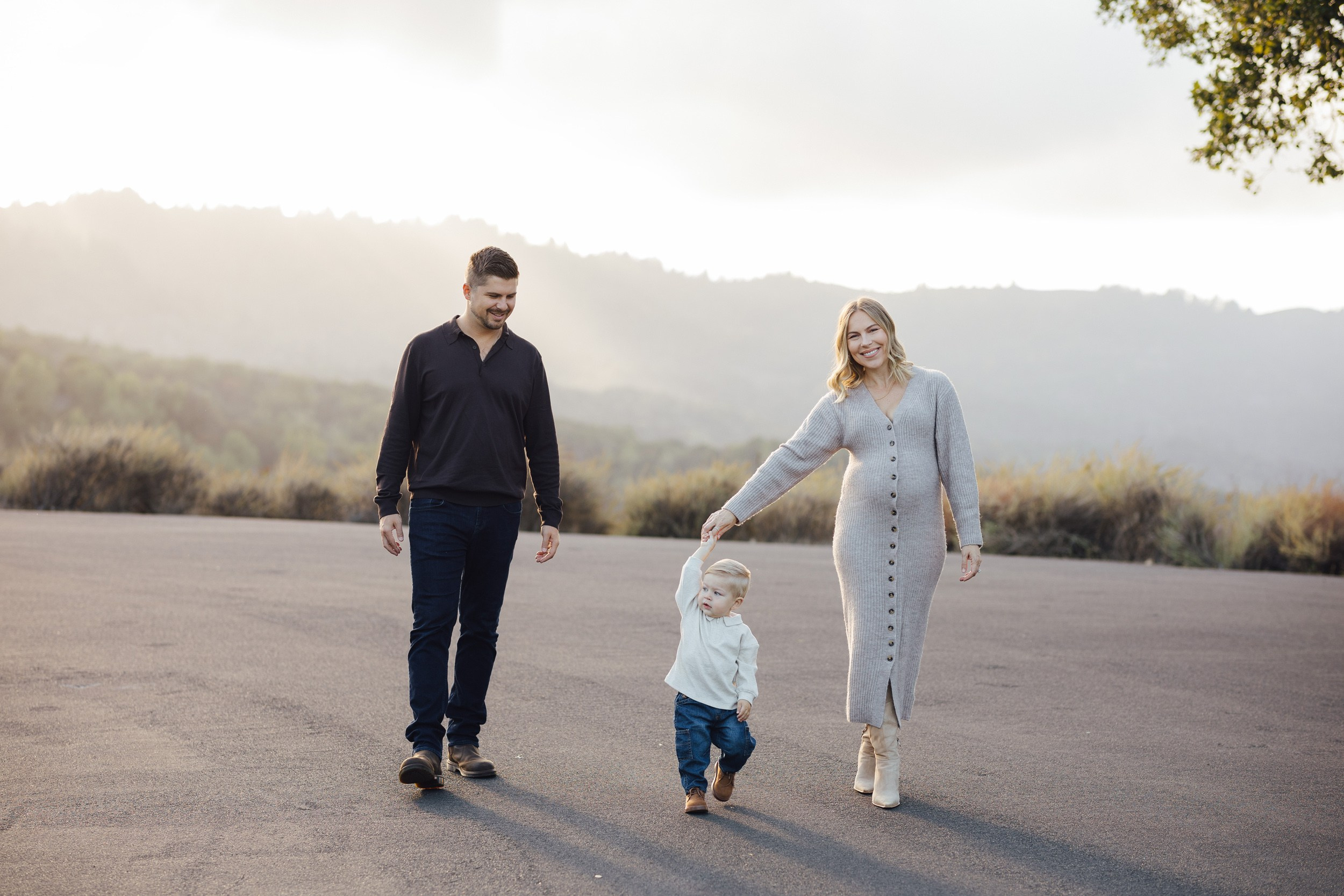 Lifestyle maternity photo at Foothill Nature Preserve, Palo Alto