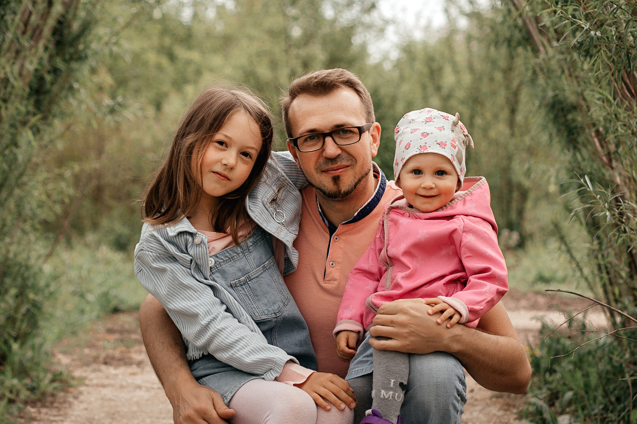 Im Park spazieren gehen. Familien- und Hochzeitsfotografin in Frankfurt am Main Alina Braun