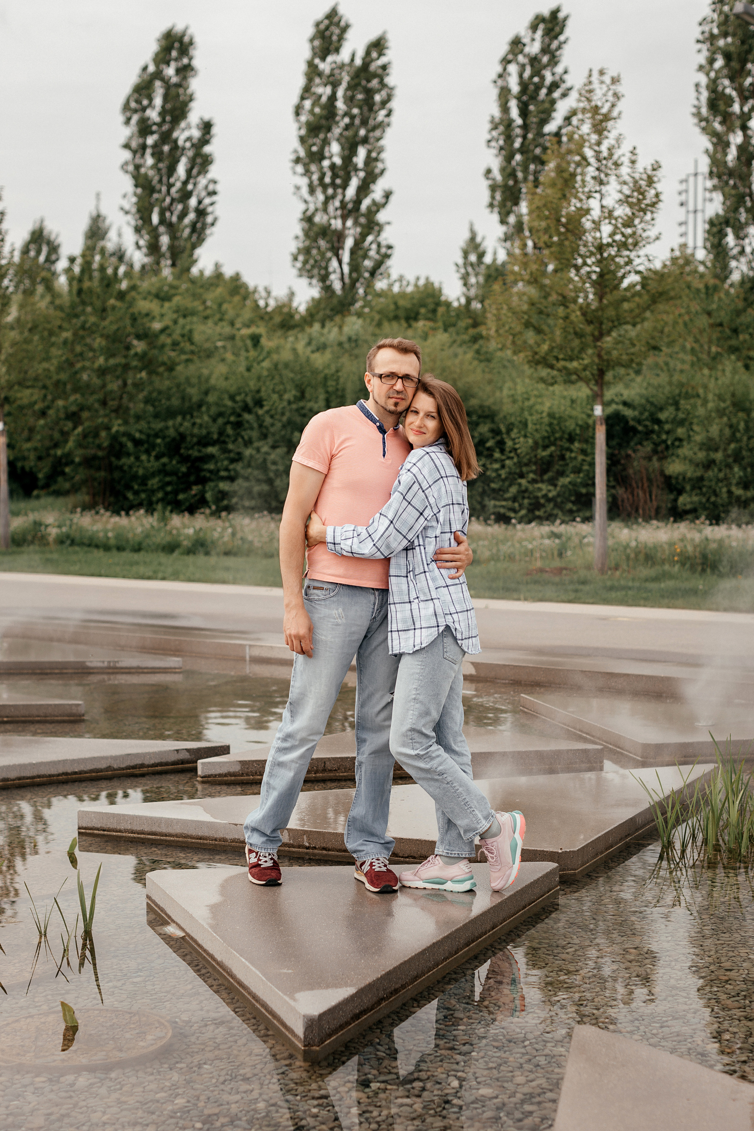 Im Park spazieren gehen. Familien- und Hochzeitsfotografin in Frankfurt am Main Alina Braun
