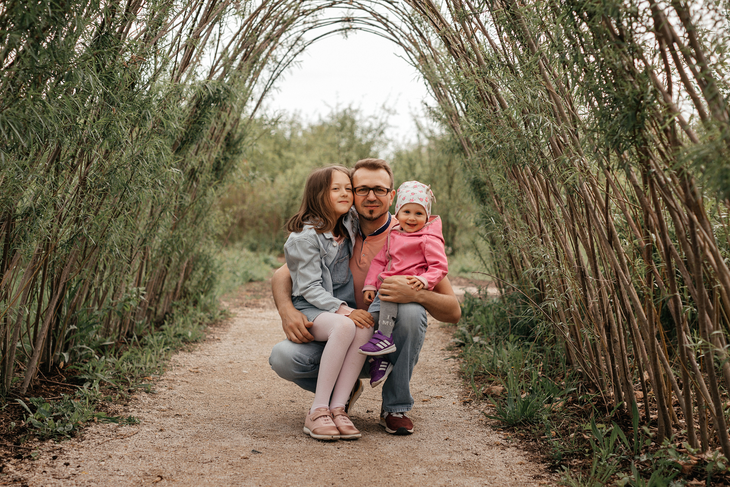 Im Park spazieren gehen. Familien- und Hochzeitsfotografin in Frankfurt am Main Alina Braun