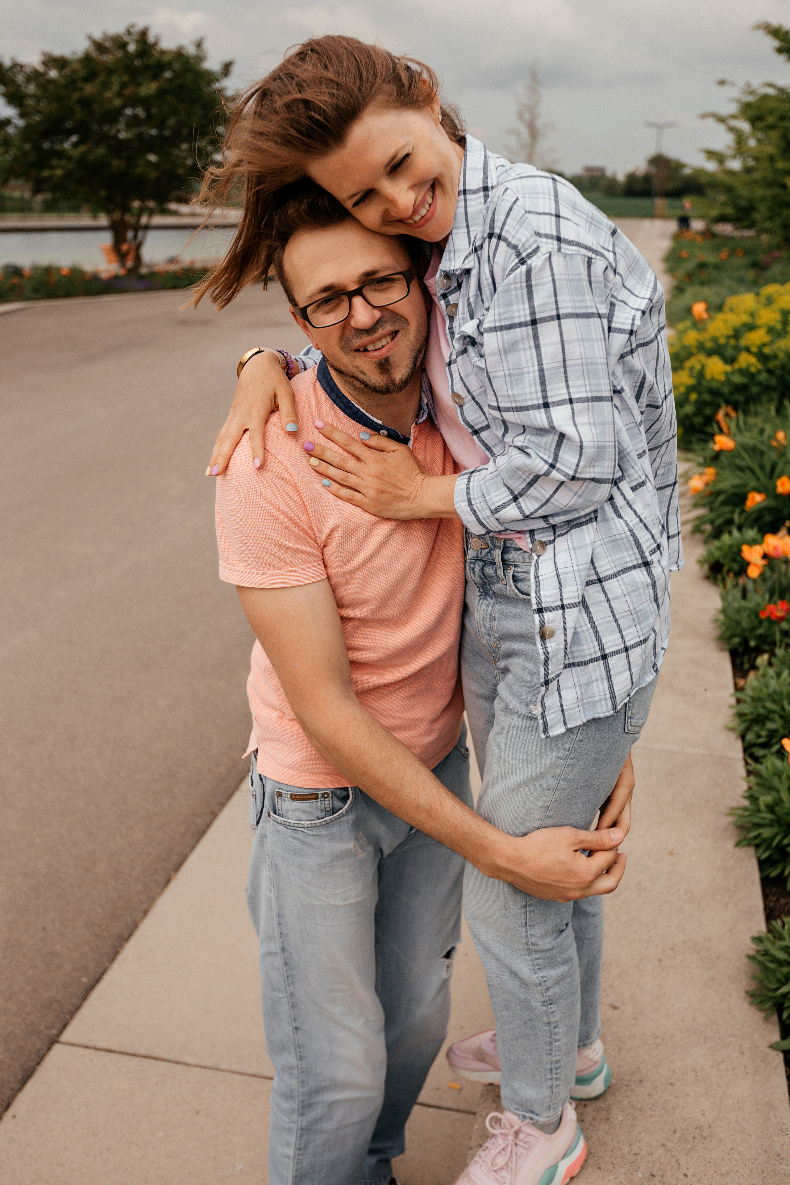 Im Park spazieren gehen. Familien- und Hochzeitsfotografin in Frankfurt am Main Alina Braun