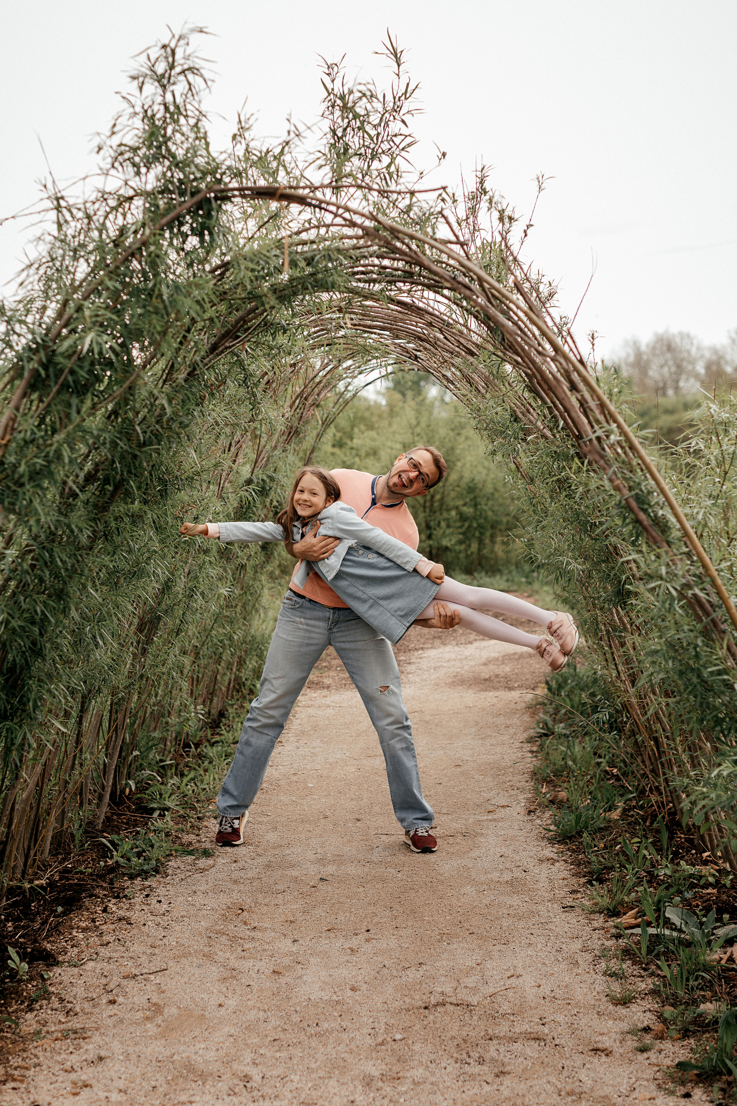 Im Park spazieren gehen. Familien- und Hochzeitsfotografin in Frankfurt am Main Alina Braun