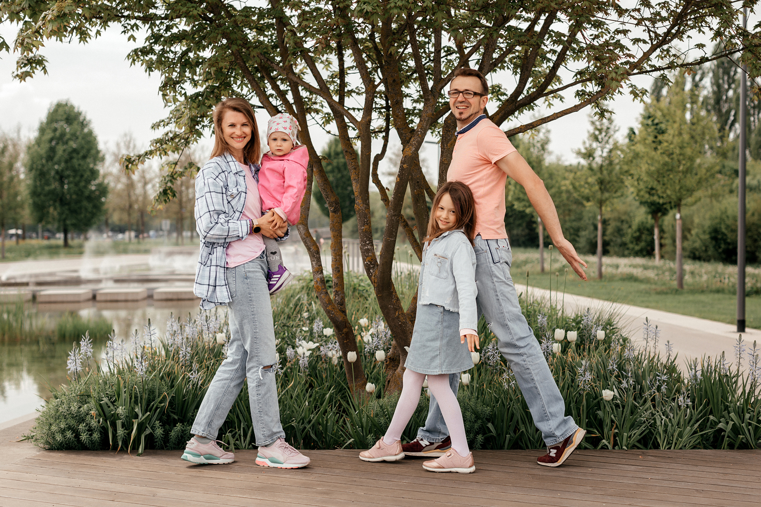 Im Park spazieren gehen. Familien- und Hochzeitsfotografin in Frankfurt am Main Alina Braun