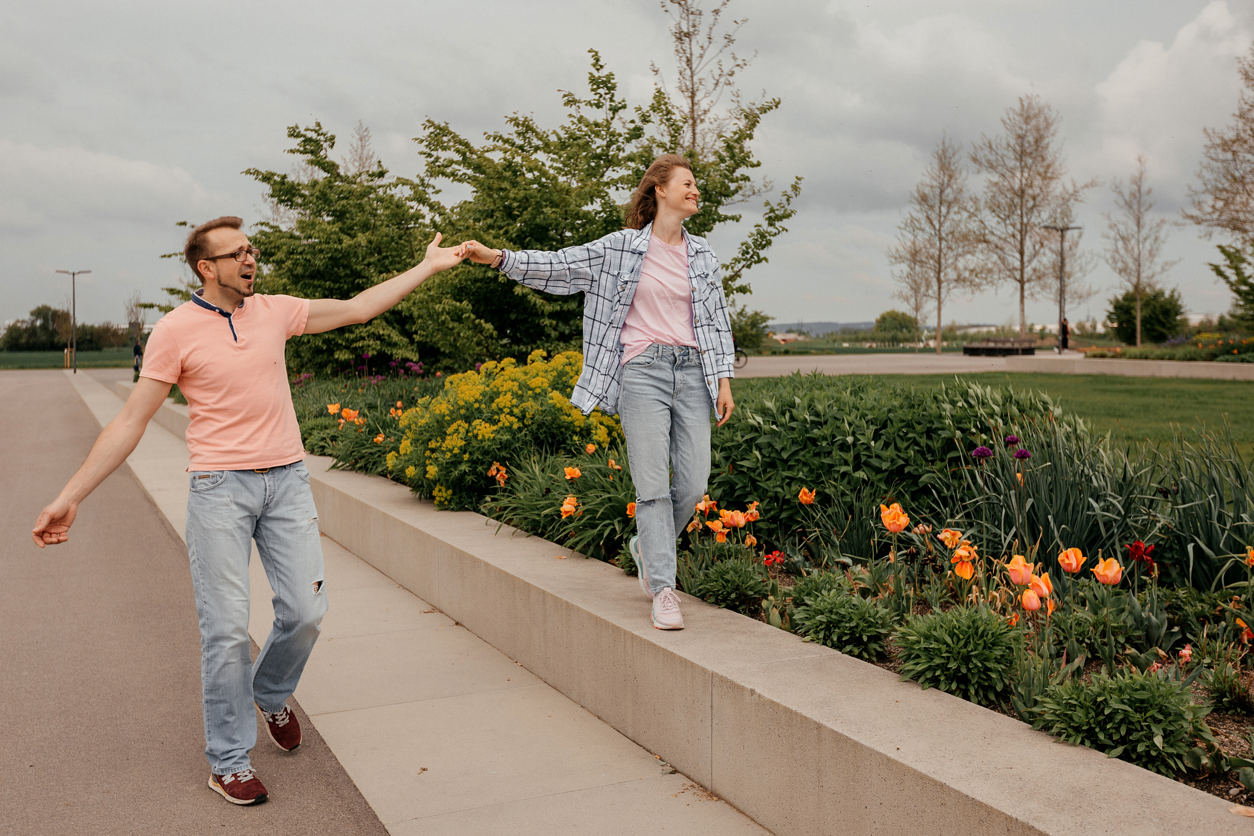 Im Park spazieren gehen. Familien- und Hochzeitsfotografin in Frankfurt am Main Alina Braun