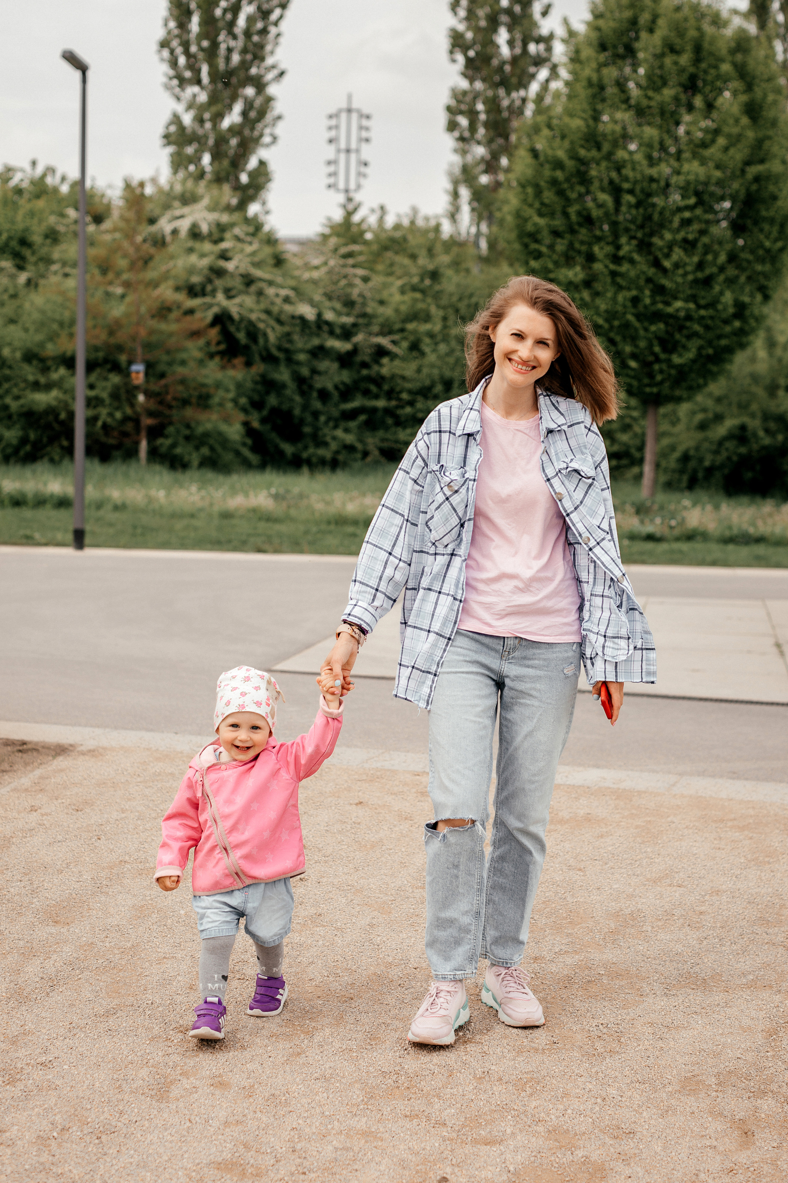 Im Park spazieren gehen. Familien- und Hochzeitsfotografin in Frankfurt am Main Alina Braun