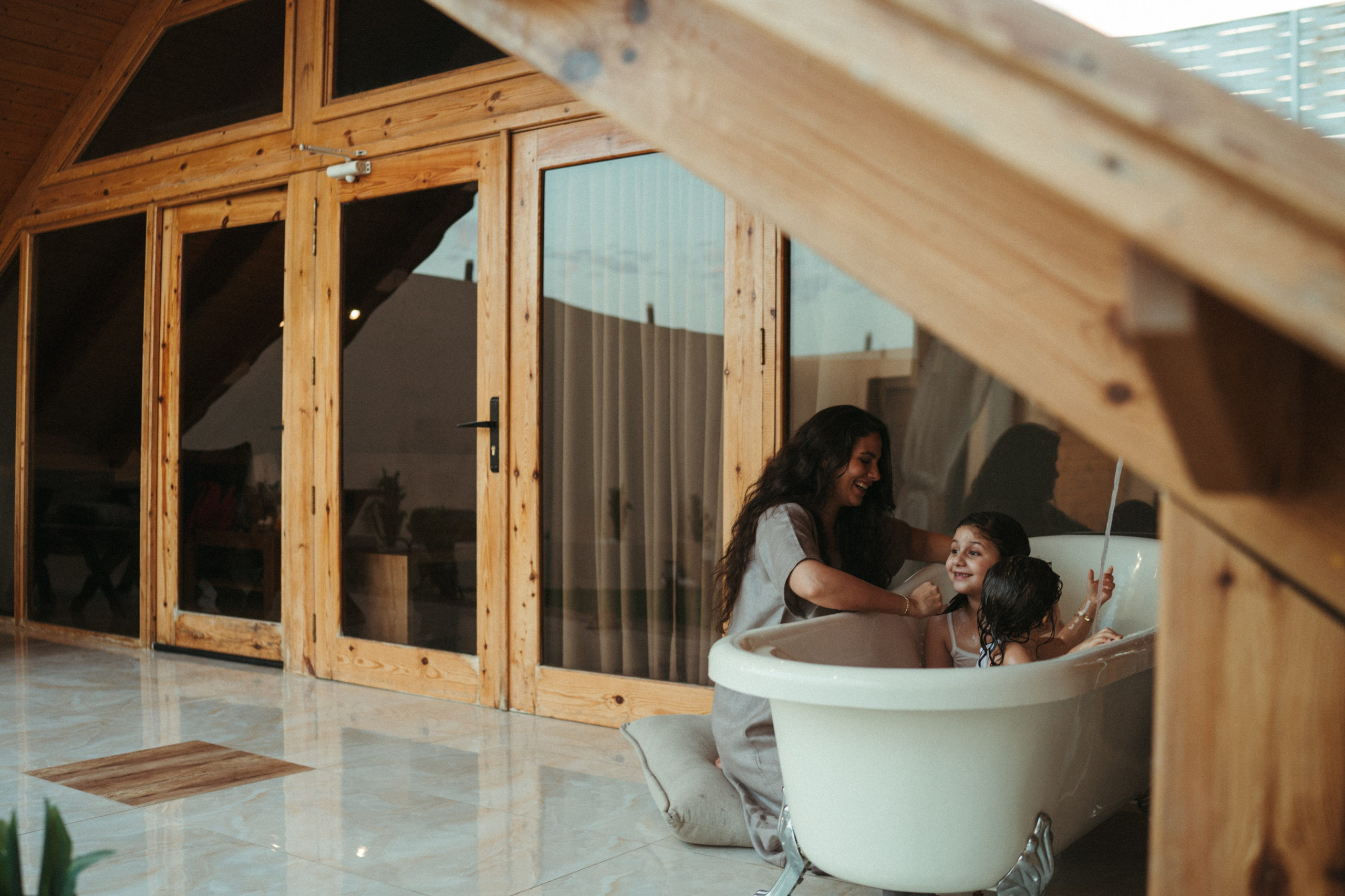Amnah with daughters. Family photographer in Saudi Arabia