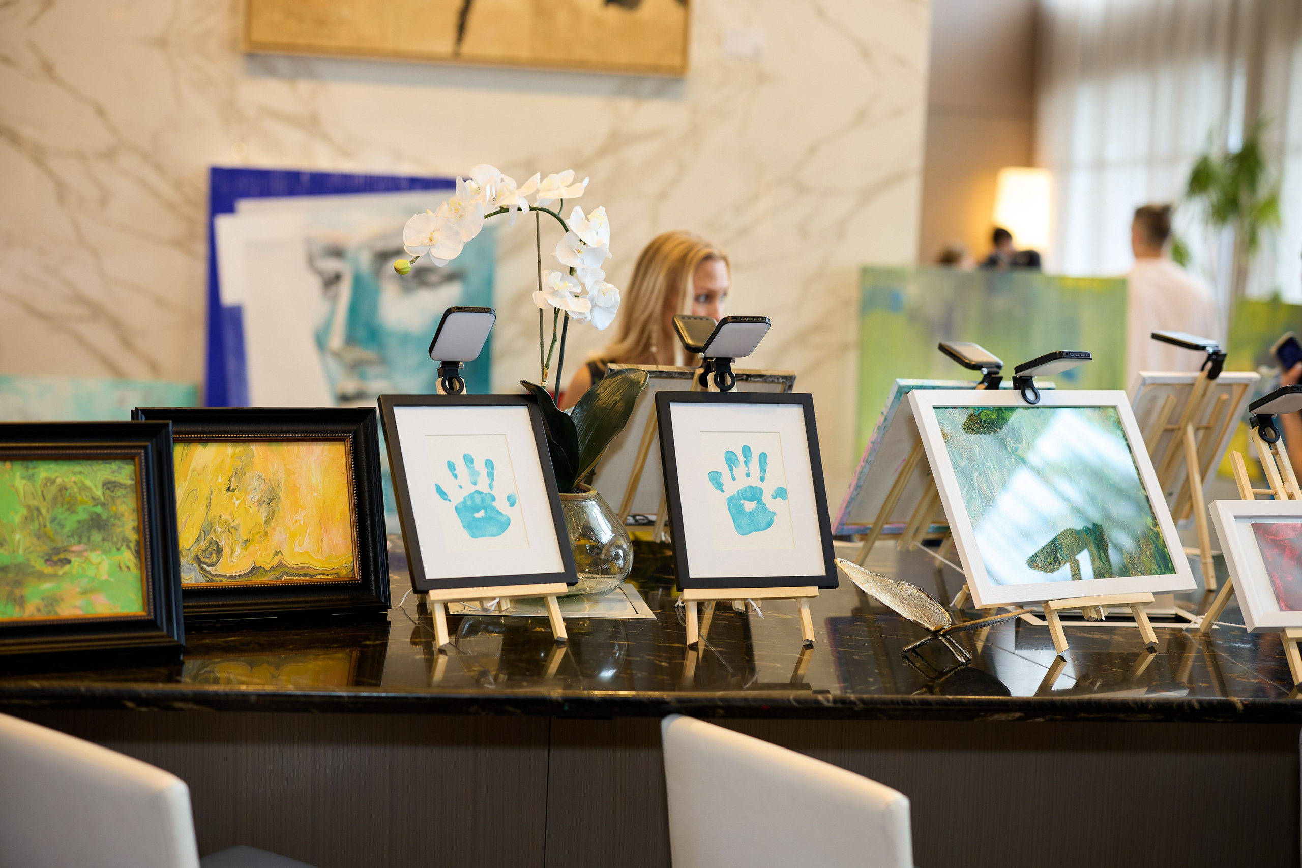 Авторская благотворительная художественная выставка Дианы Бортник. Фотограф Юлия Маковеева