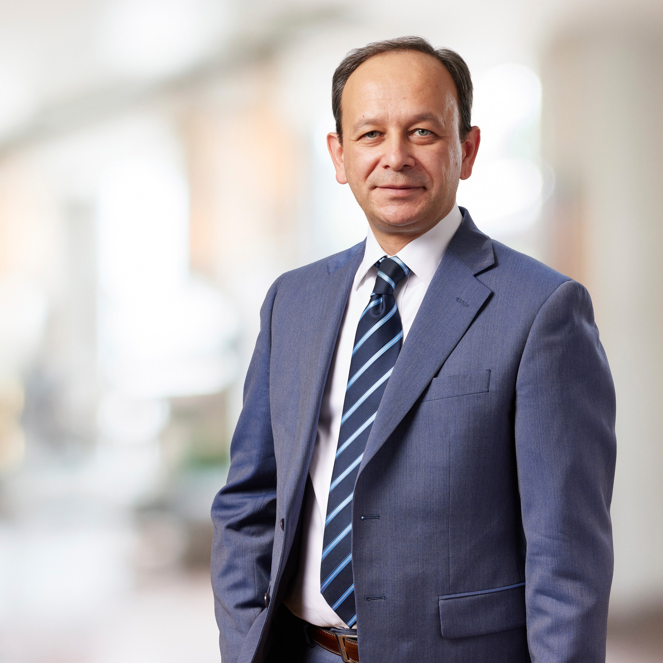 Business portrait of a man on a blurred office background - photographer Andrey Dunin