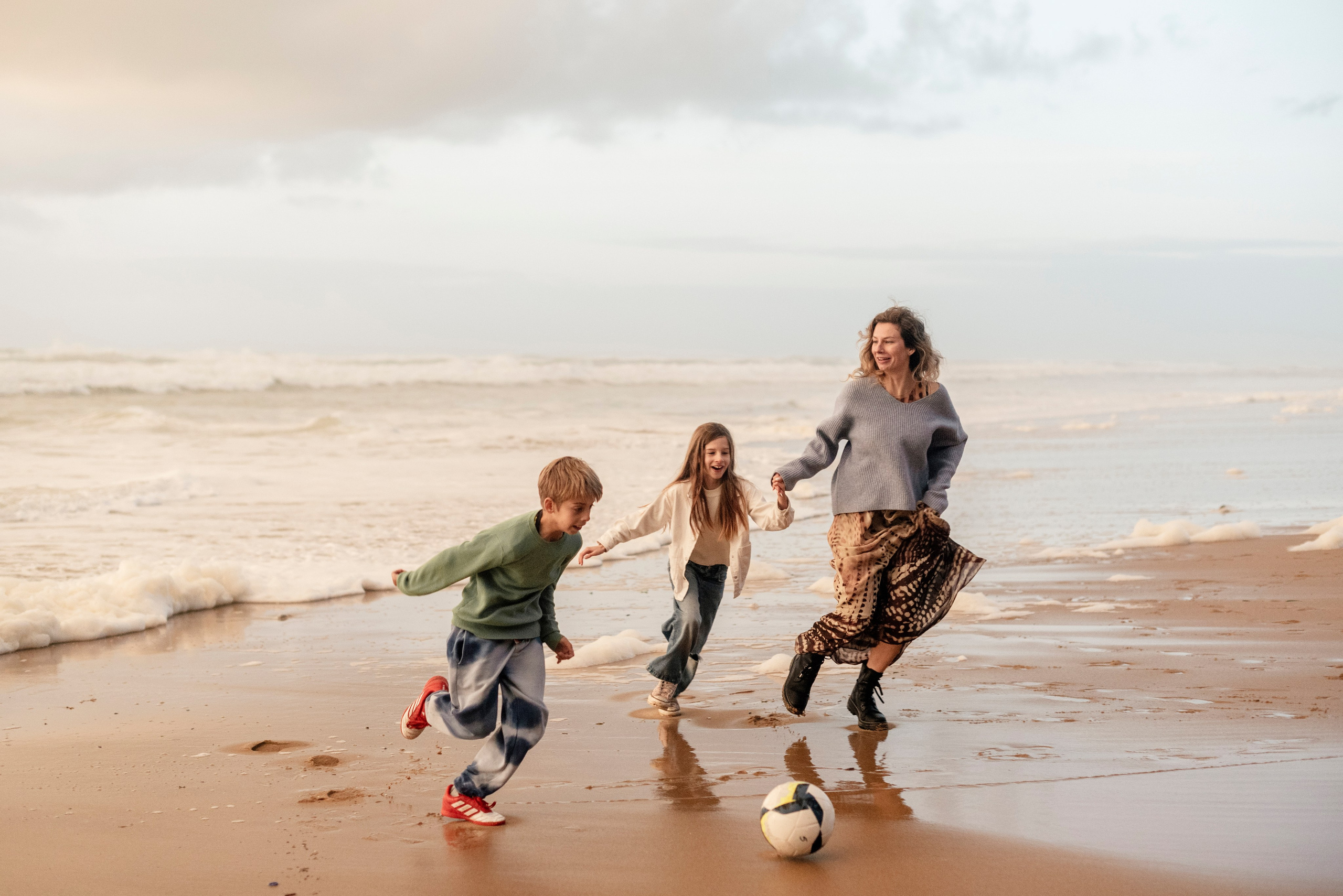 History by the ocean. Polina Sobol — family & documentary photographer in Bern. Outdoor & urban photo sessions for families, kids and couples