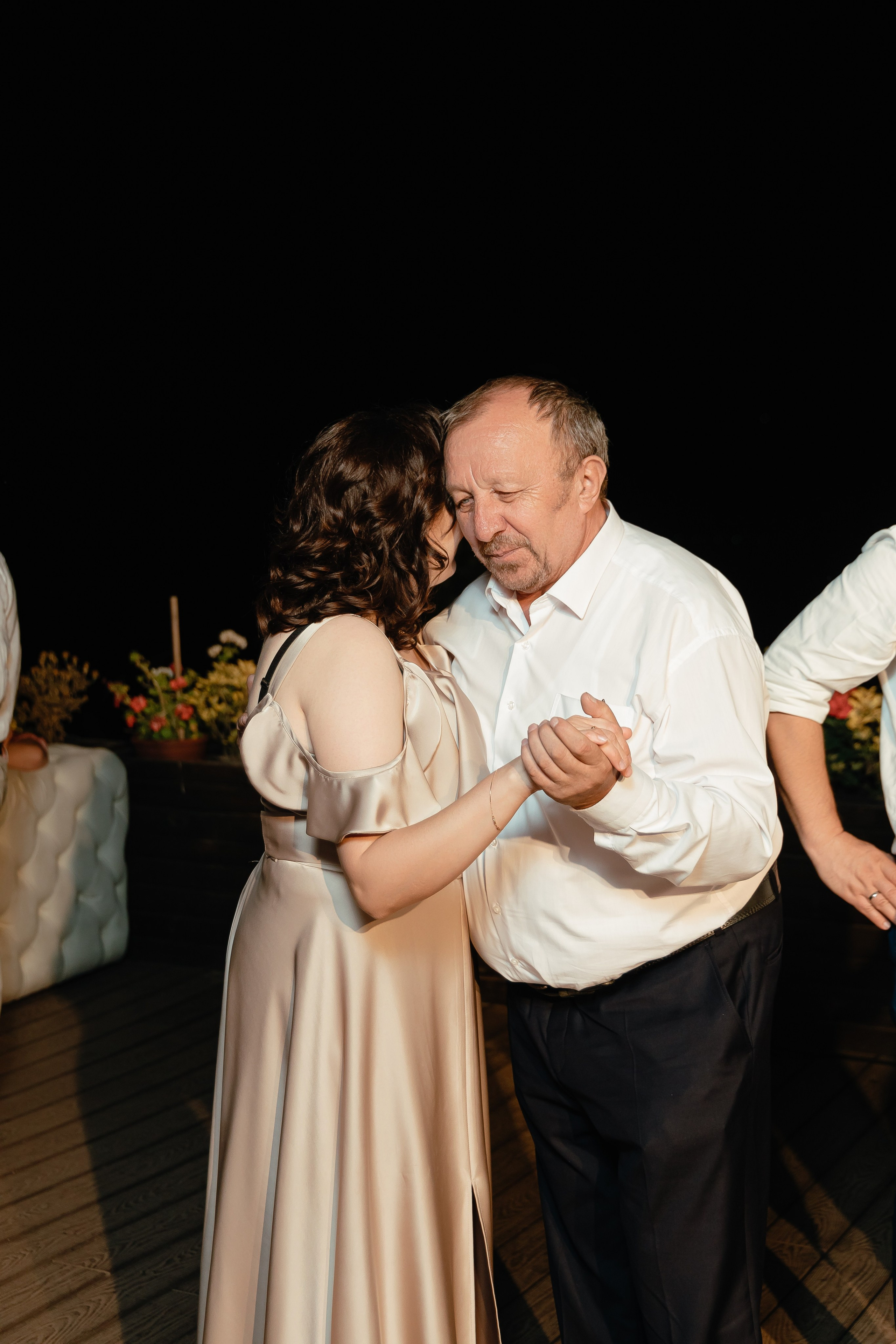 Thomas & Suyumbika. Главная