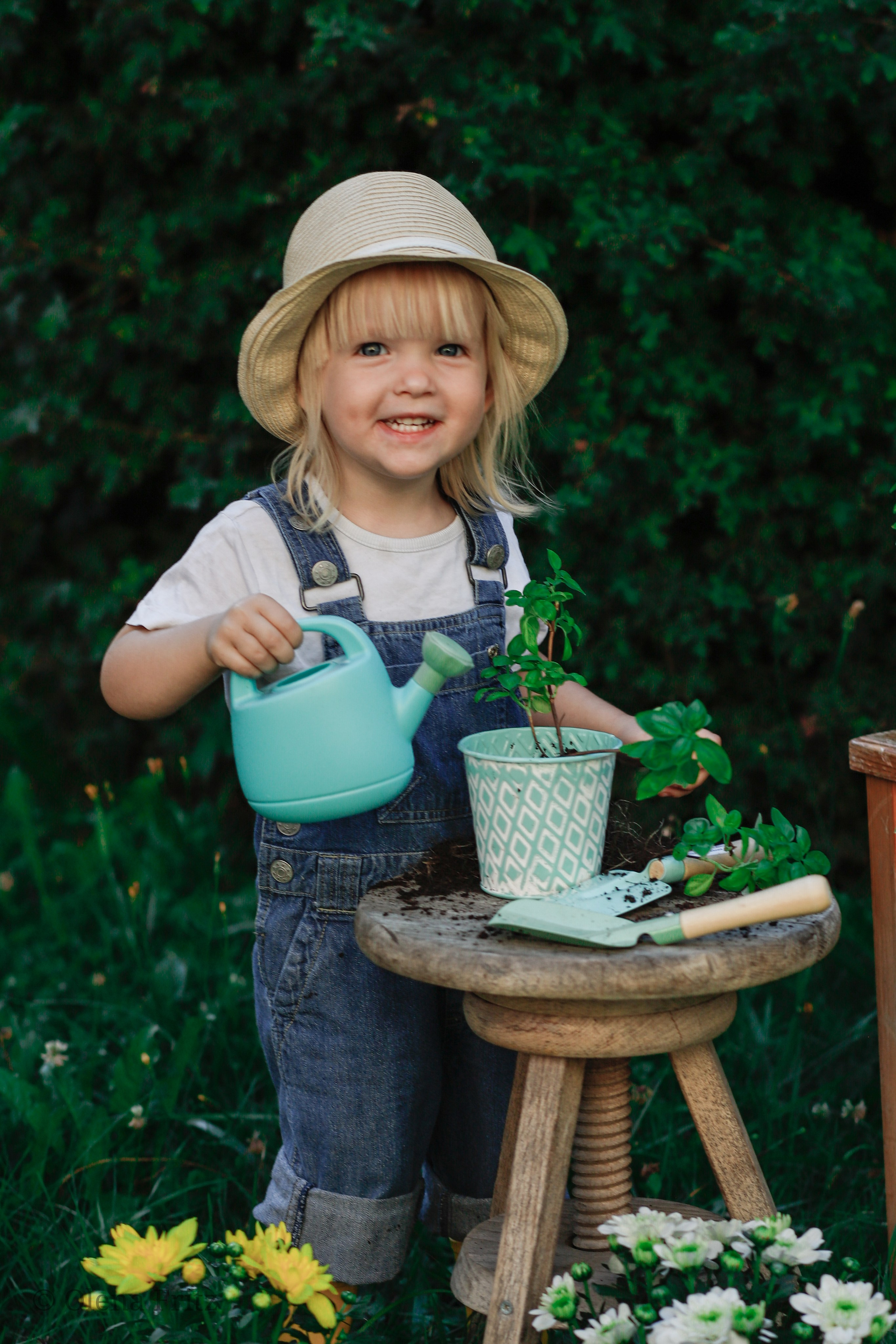 Mädchen im Garten. Olena Fritz Fotografie