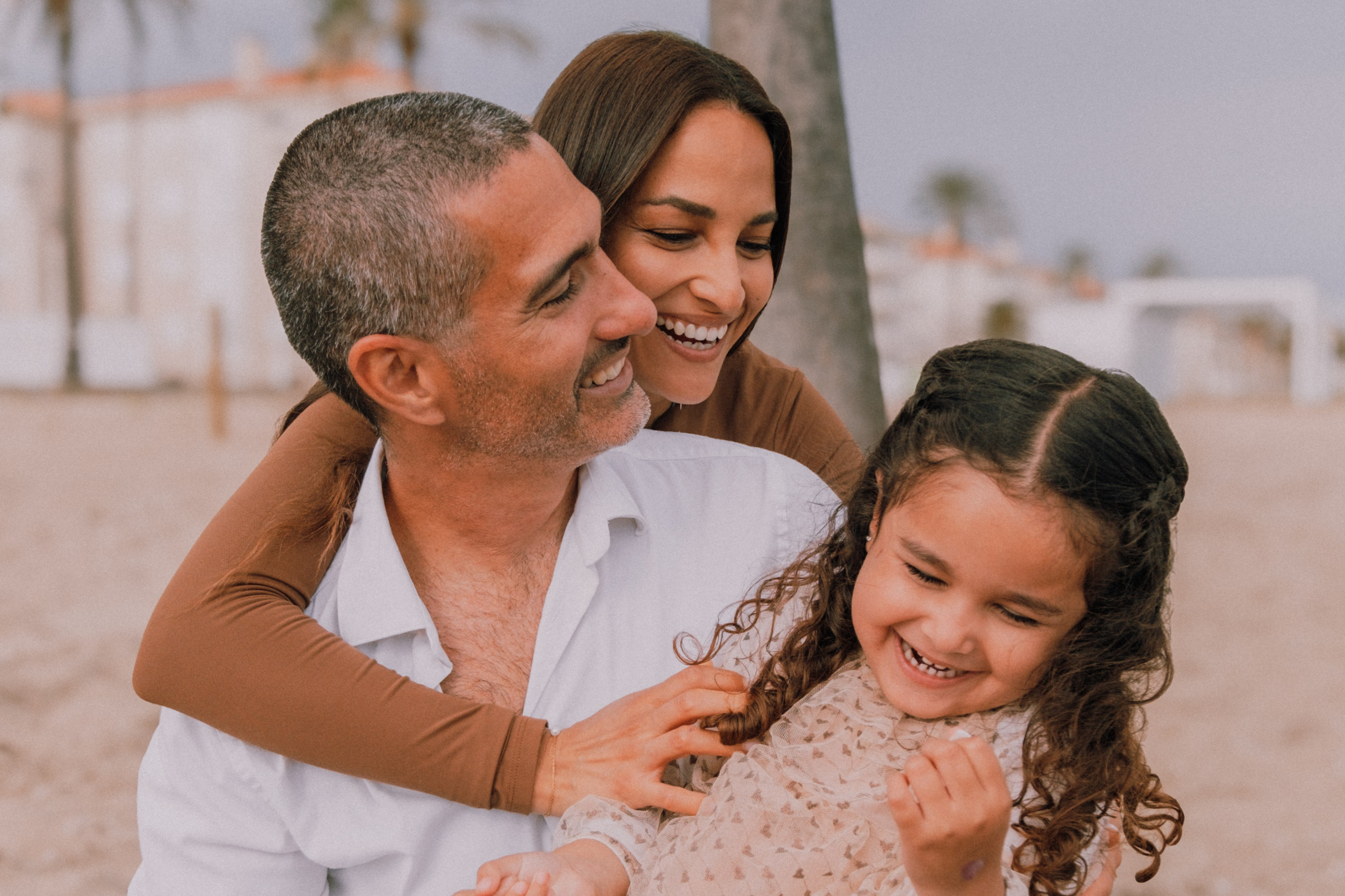 Sesión familiar en la playa. Fotografía profesional en Calafell - Elena Medvedeva