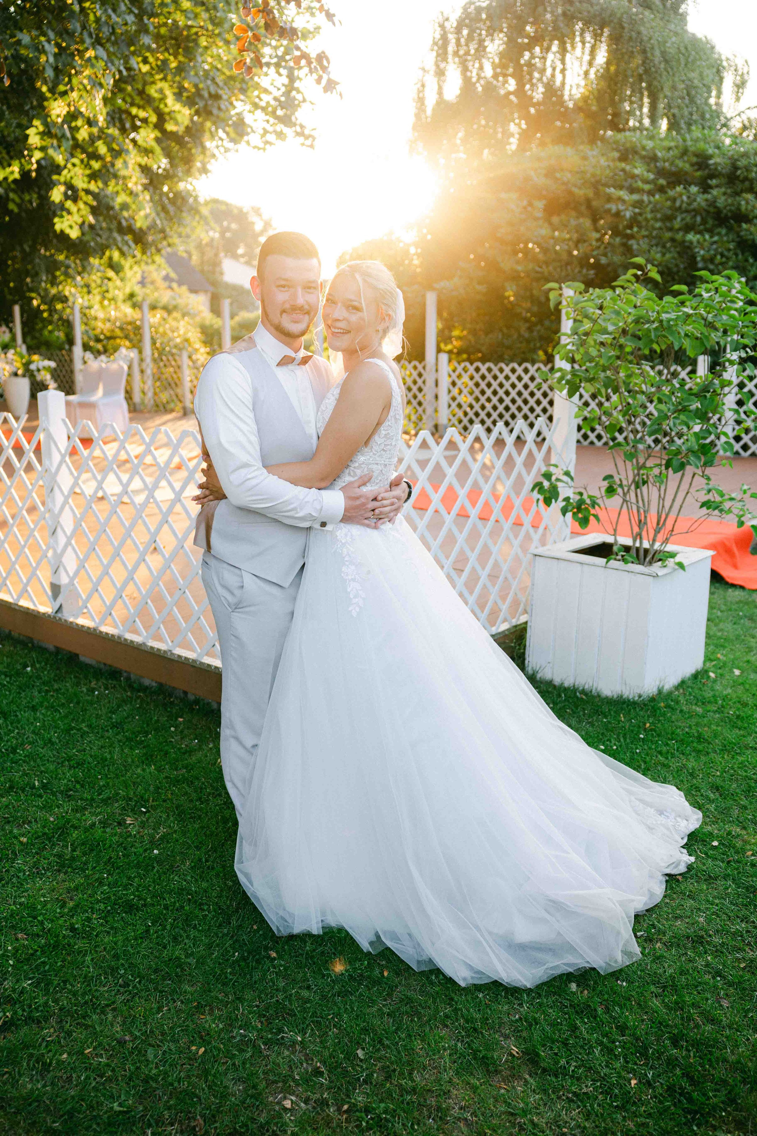 brautpaar bei ihrer hochzeit im ak happiness 