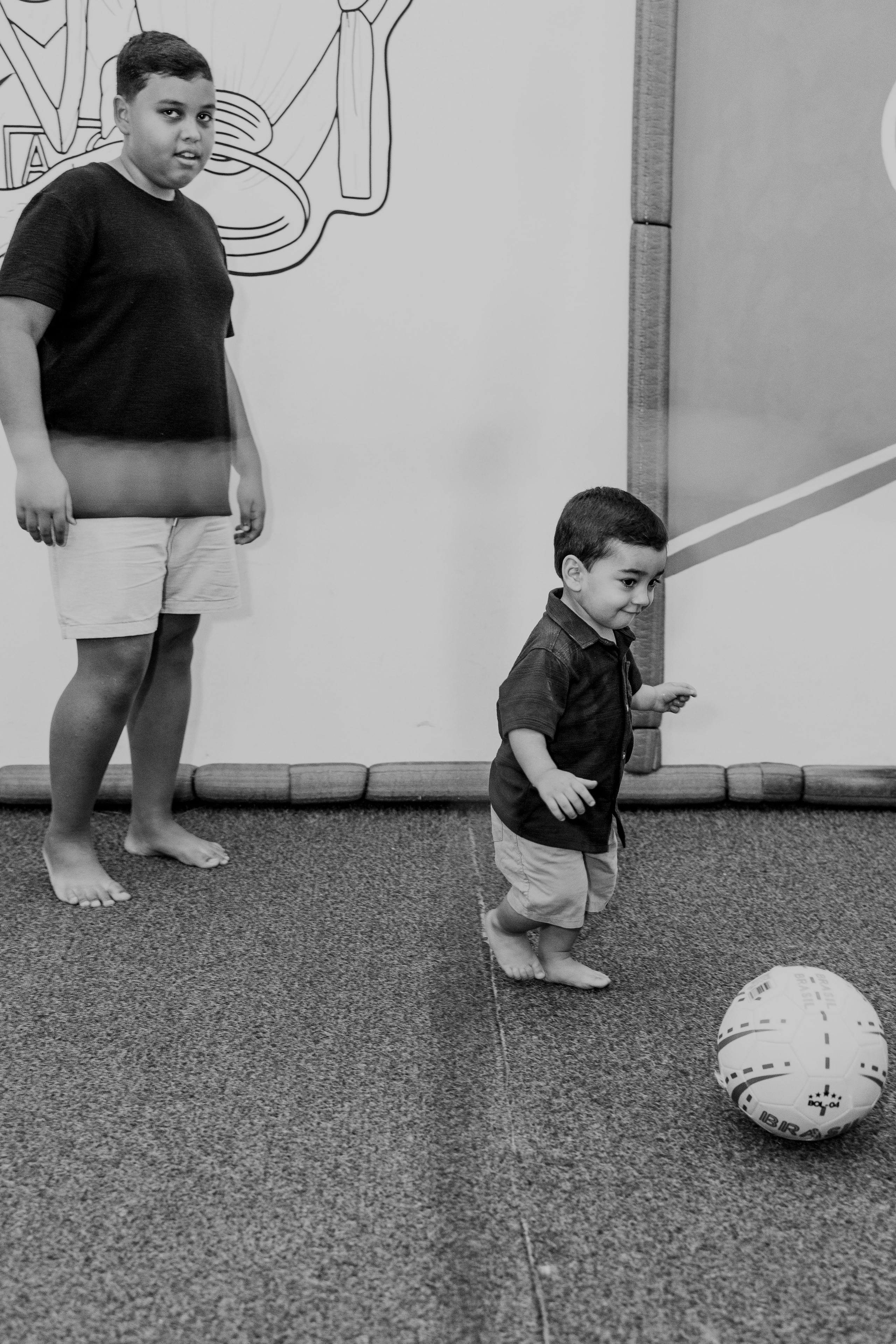 Joaquim explorando o espaço kids durante a festa de 2 anos