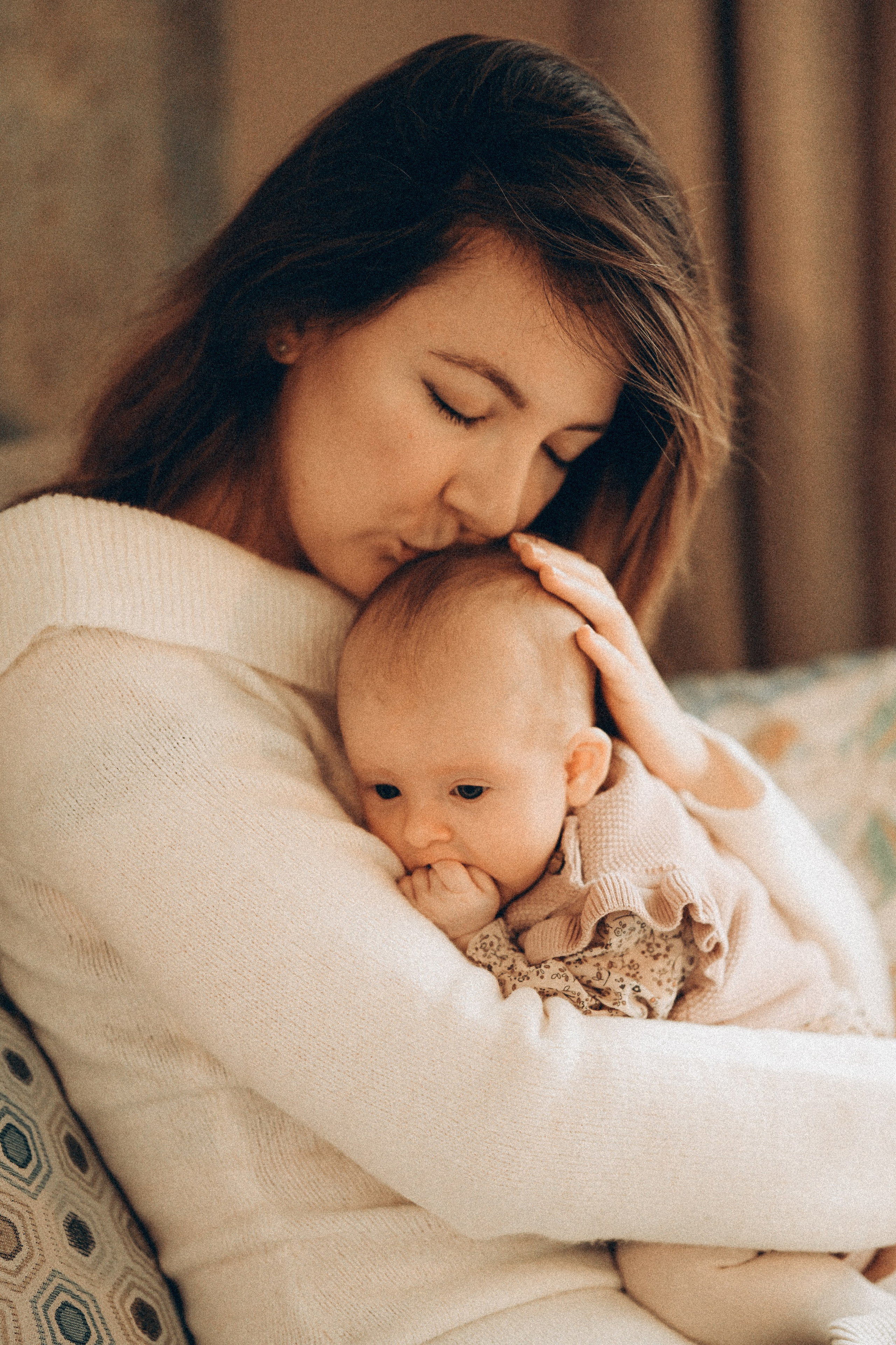 Home newborn session. Tania Gandrabur, photographer in West Midlands, England
