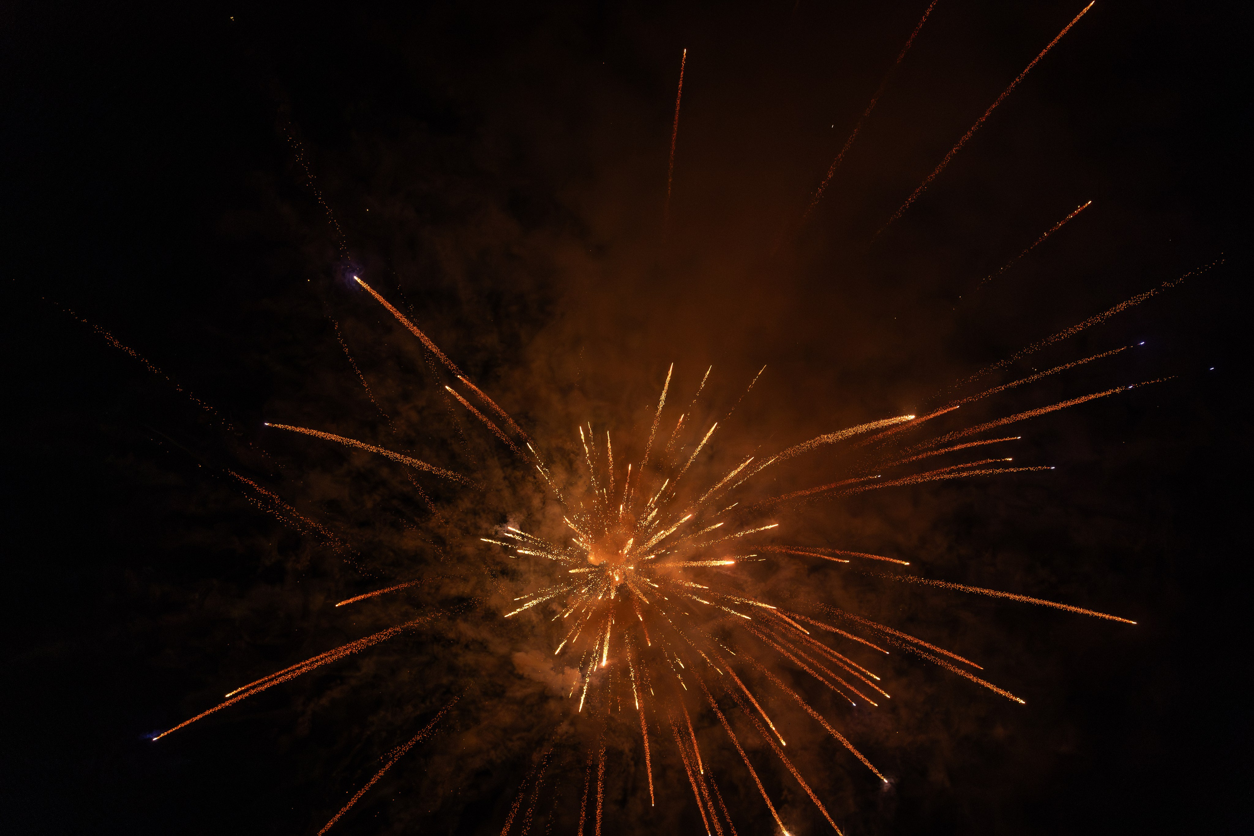 Fotografije takmičenja pjevača amatera na festivalu Tarčinske ljetne večeri u organizaciji KUD-a Ivan Planina, prikazuju nastupe učesnika na pozornici, scensku rasvjetu i atmosferu festivala.