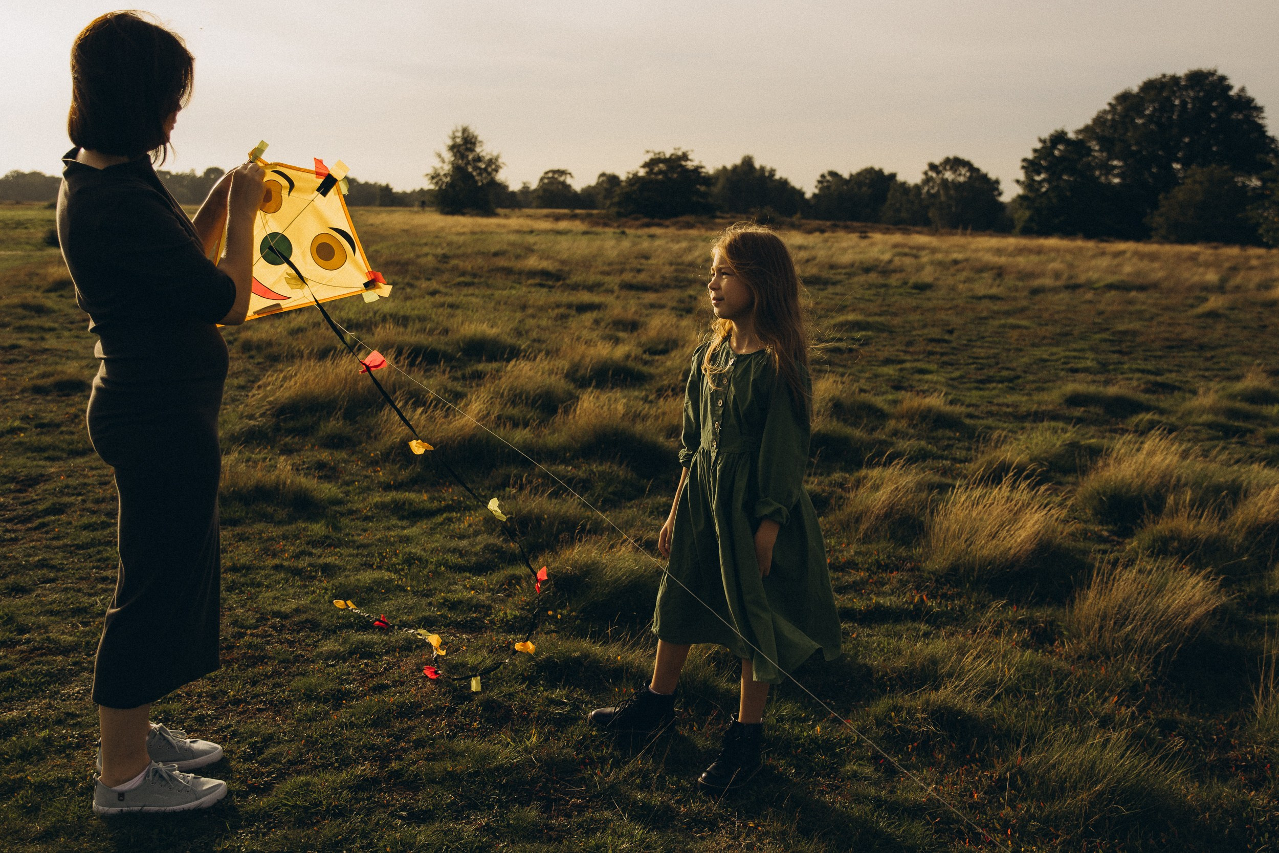 Mama und ihre zwei bezaubernden Töchter in einer familiären Fotosession. Familien & Hochzeitfotografin Nadja Holzmann