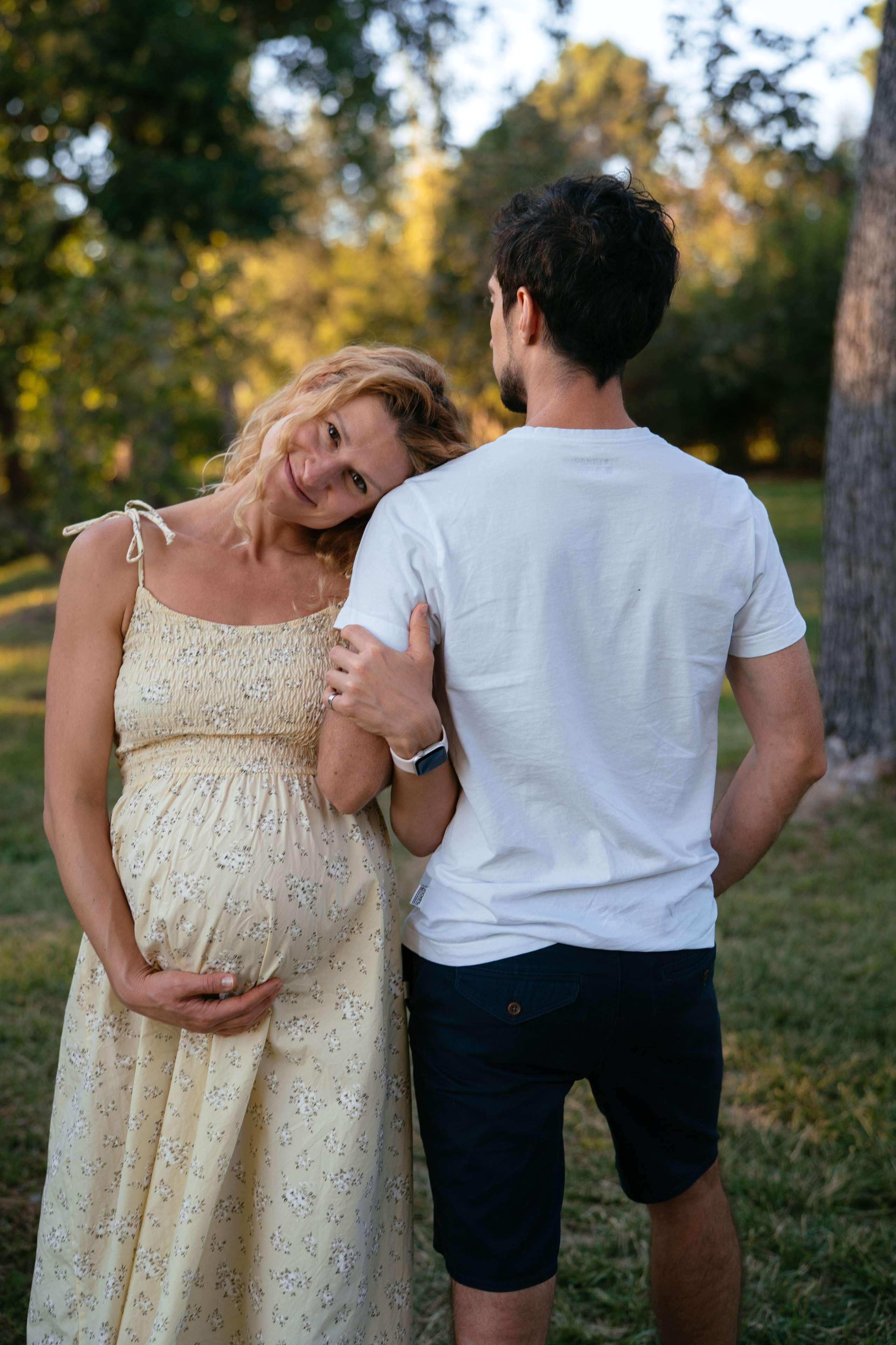Candid pregnancy photoshoot in the park. Photographer in Madrid, Spain. Alyona Belyaninova