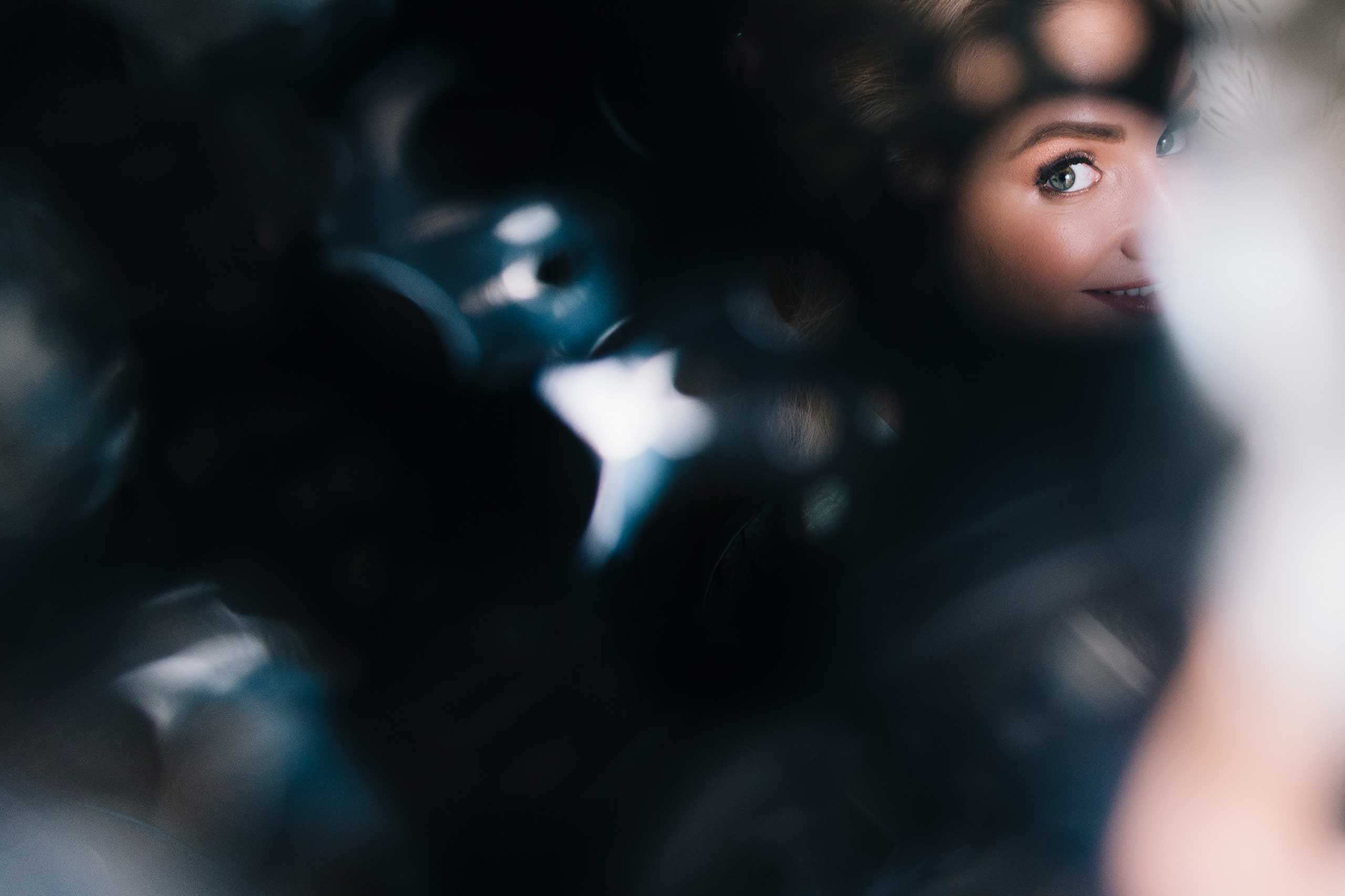 Взгляд красивой девушки снятый через какой-то предмет