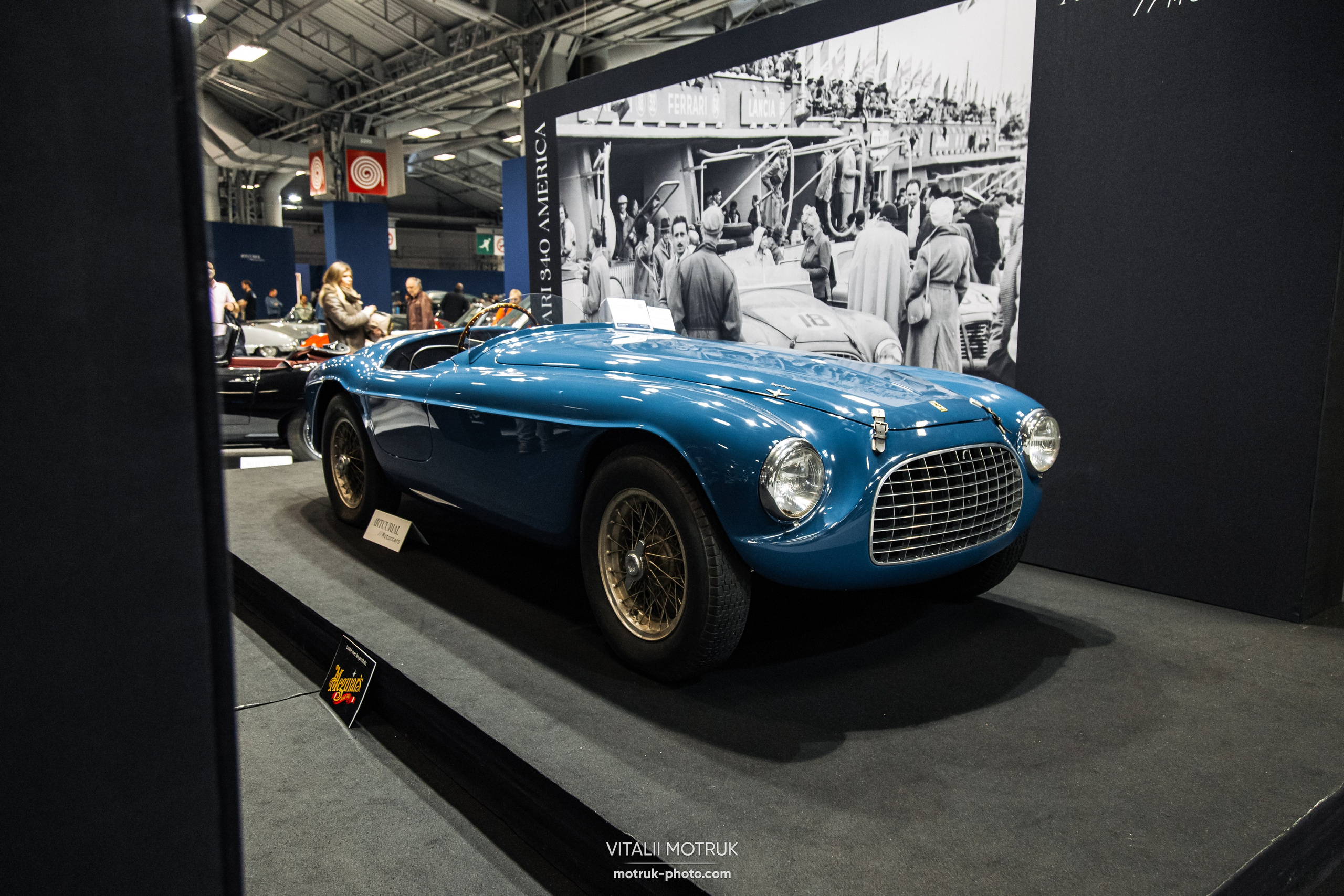 Retromobile. Photographe de voitures à Paris — Vitalii Motruk