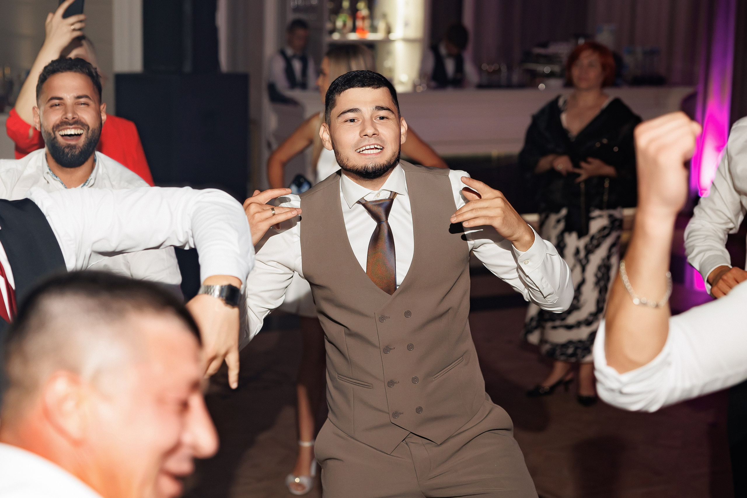 Eugen & Livia — Grand Elysee — Wedding Day. Servicii Foto și Video 067188353