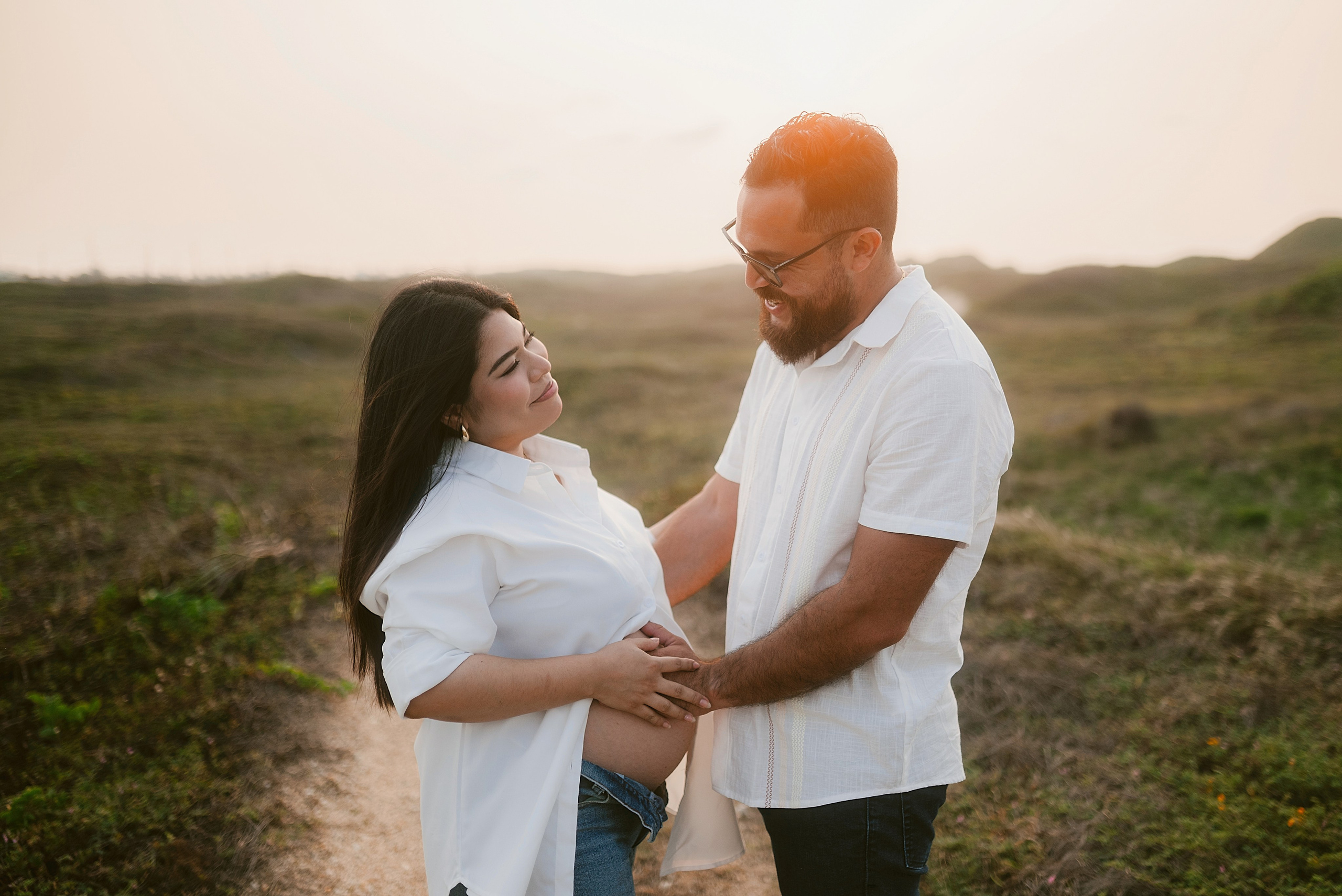 Pareja embarazada en sesión de maternidad al atardecer Carlos RaGo Fotografía