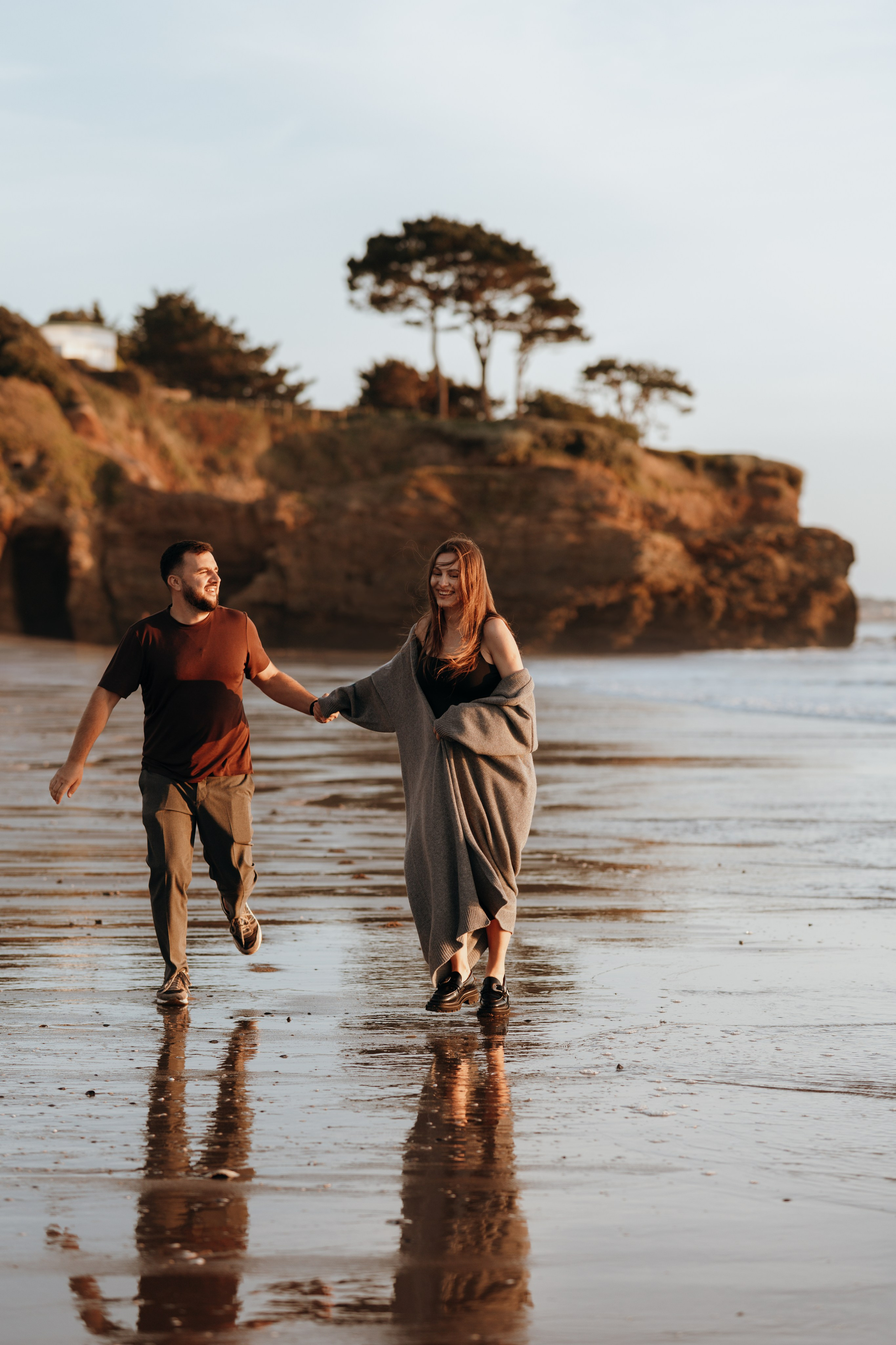 Sunset maternity photoshoot. Annah Louwagie — Lifestyle photographer for couples, families & brands | France & worldwide