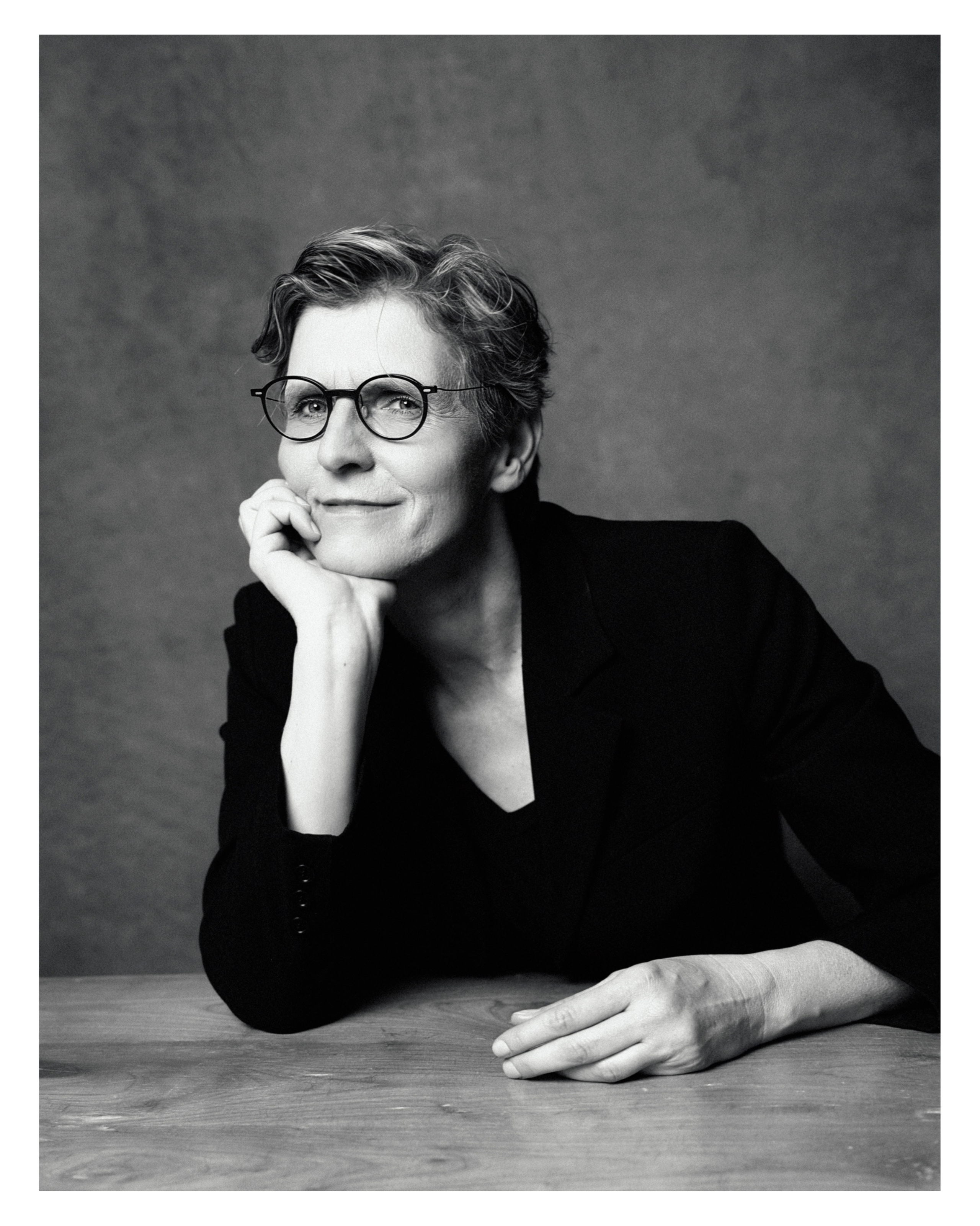 Charakterstarkes Businessportrait einer Musikerin mit Brille – professionell & souverän -  Dirigentin Elisabeth Fuchs, Philharmoniker Salzburg