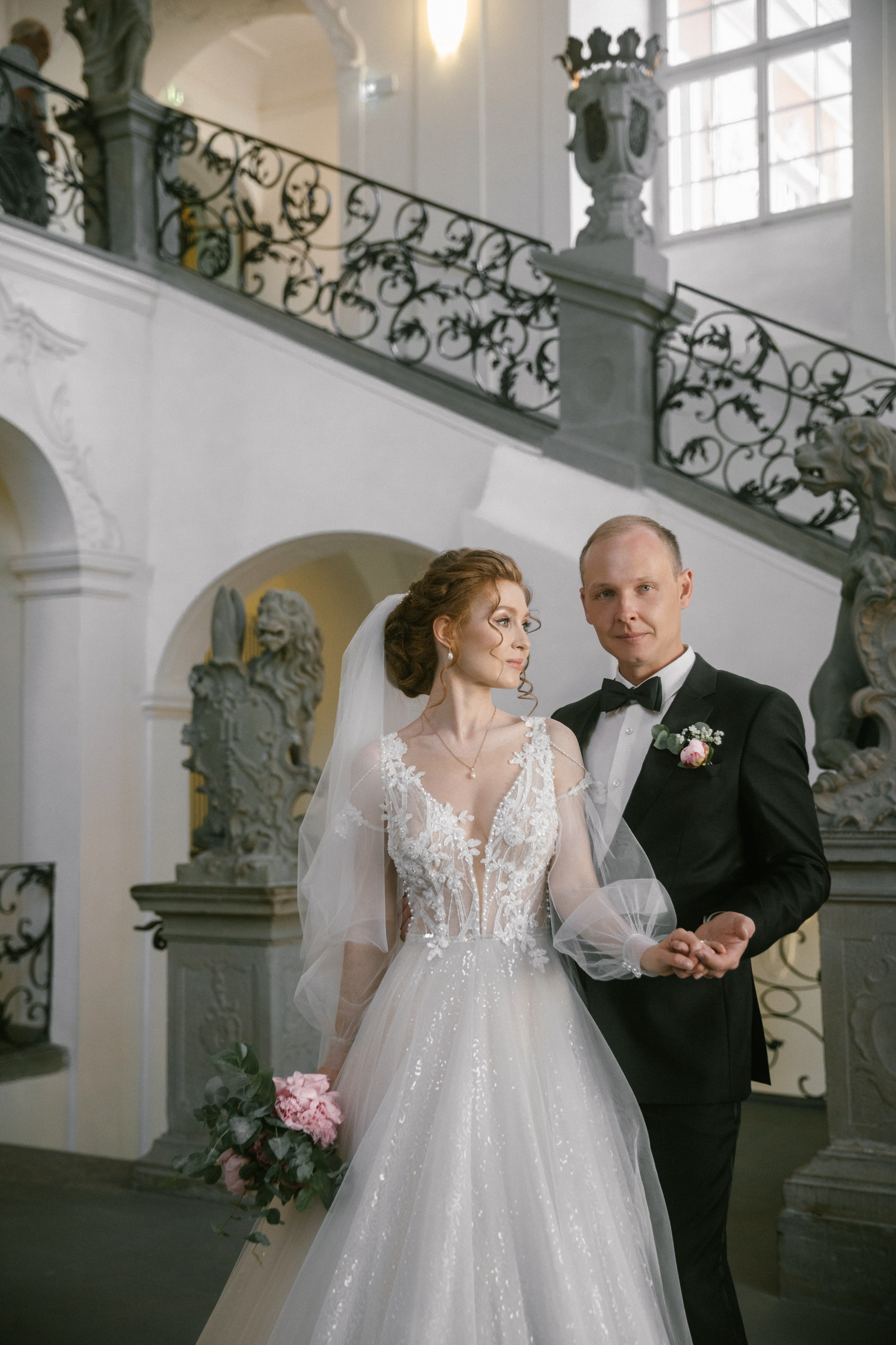 Brautpaar unter barocker Treppe mit Statuen – im Schloss Meersburg