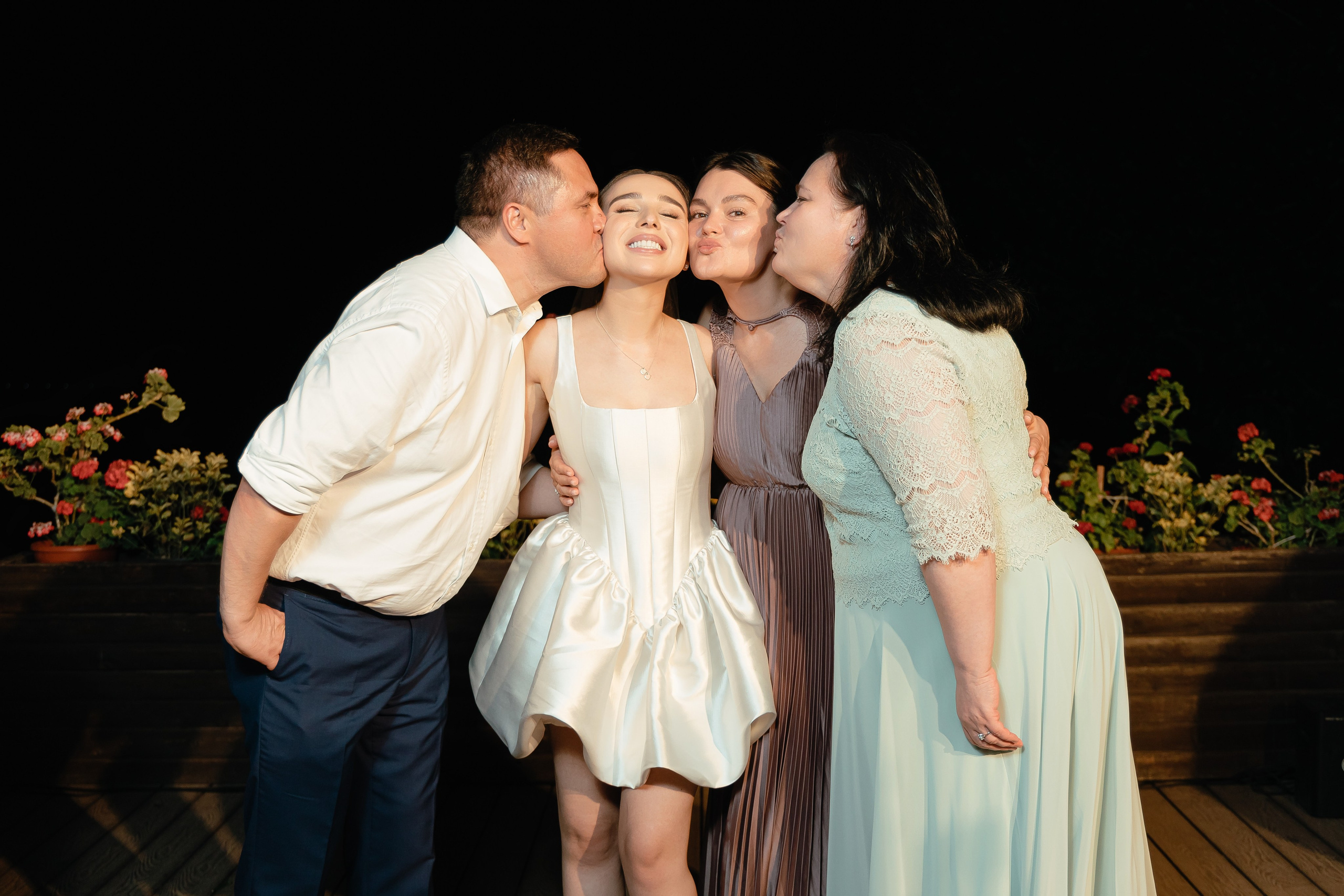 Thomas & Suyumbika. Главная